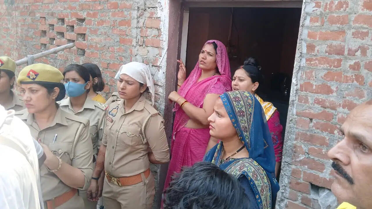 अवलेशपुर में गरजा बुलडोजर, अतिक्रमण हटाने पहुंची टीम तो महिलाओं ने मिठाई-पानी देकर जताया विरोध