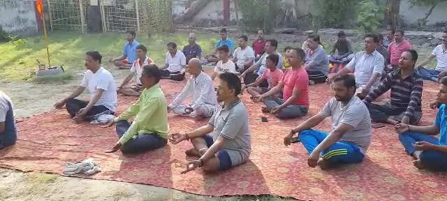 Workers did yoga with BJP Kashi region president on International Yoga Day&nbsp;