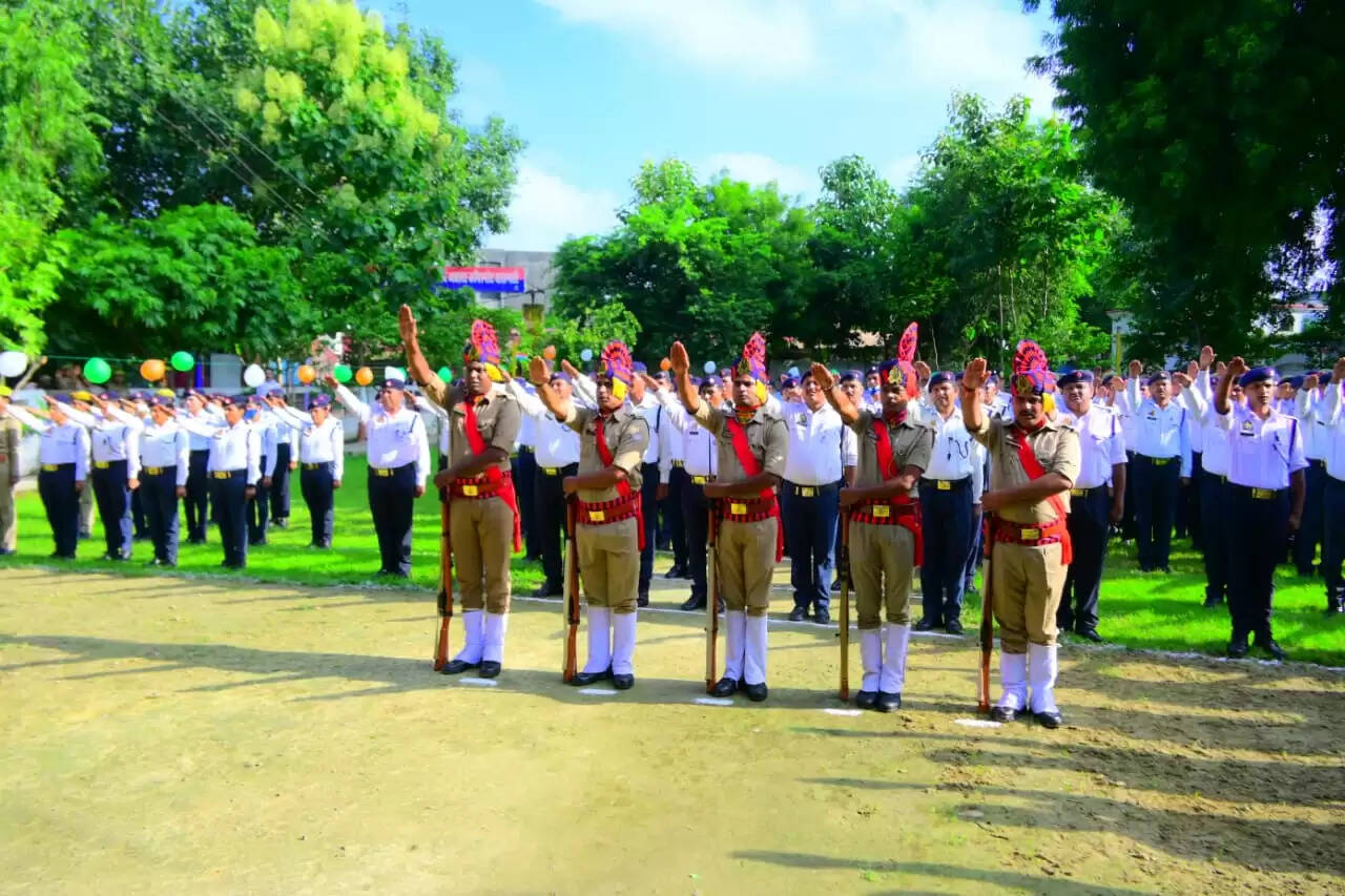  वाराणसी: स्वतंत्रता दिवस 2025 पर अपर पुलिस आयुक्त ने फहराया तिरंगा