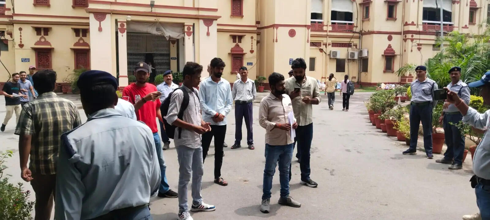 पीजी डिप्लोमा की लंबित प्रवेश प्रक्रिया पर BHU छात्रों ने उठाए सवाल, कुलसचिव को सौंपा ज्ञापन