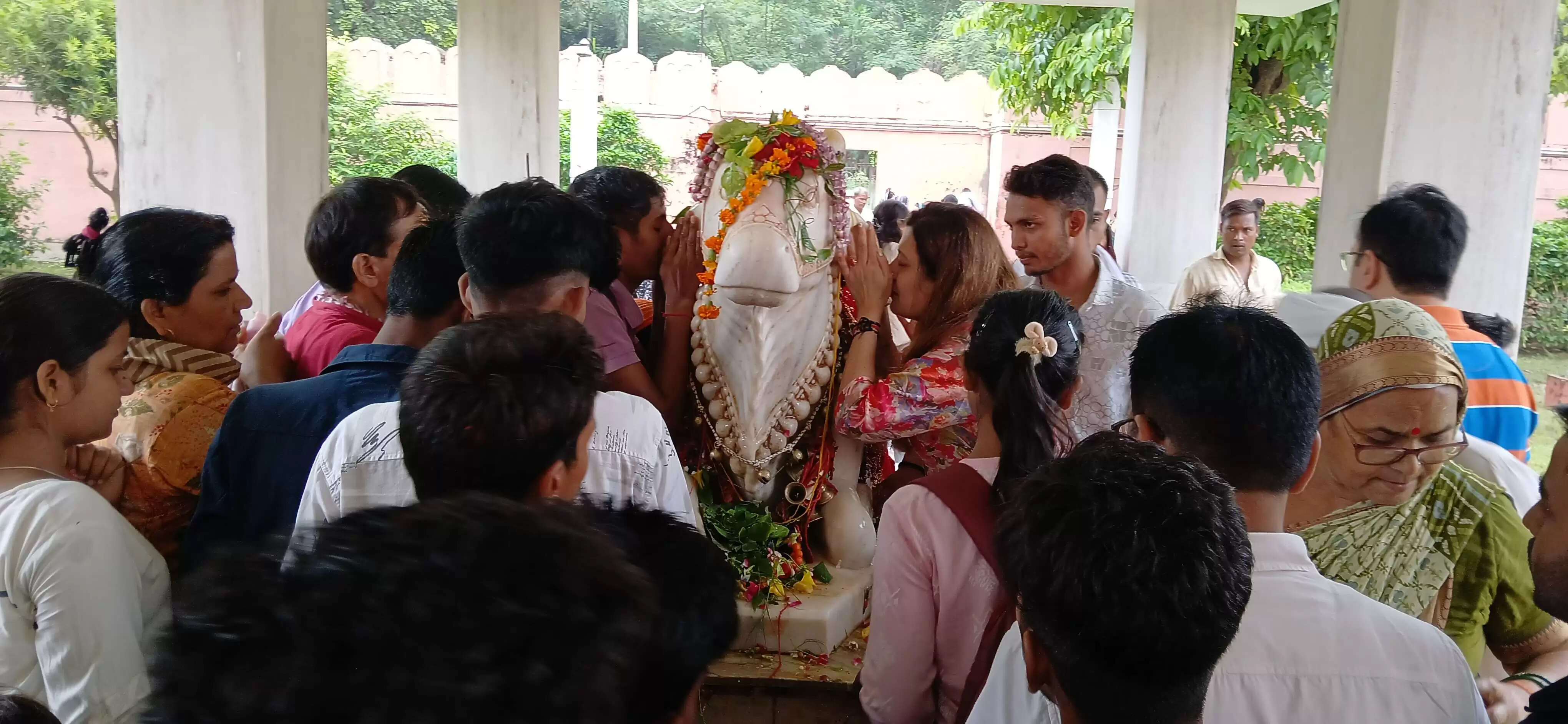 सावन 2025 का आखिरी सोमवार बाबा विश्वनाथ की नगरी काशी में भक्ति और आस्था के अनुपम रंग में रंगा रहा। काशी हिंदू विश्वविद्यालय स्थित श्री काशी विश्वनाथ मंदिर में भोर में मंगला आरती के साथ दर्शन और जलाभिषेक की शुरुआत हुई। बाबा भोलेनाथ के प्रिय माह सावन के इस विशेष दिन मंदिर में देश-विदेश से आए लाखों श्रद्धालुओं का सैलाब उमड़ पड़ा। मंदिर परिसर को भव्य और सुंदर ढंग से सजाया गया, और बाबा का रुद्राक्ष श्रृंगार उनके अलौकिक स्वरूप को और भी मनमोहक बना रहा था।