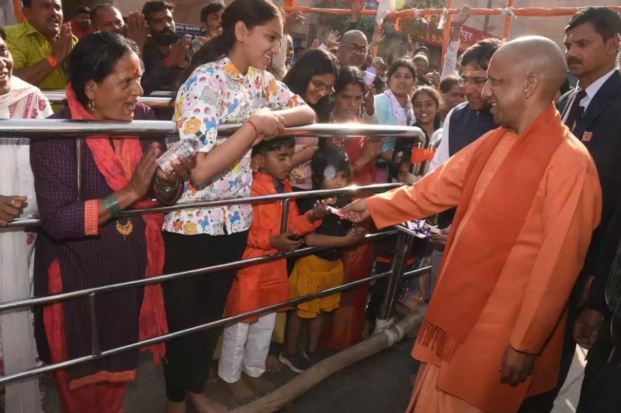 सीएम योगी ने श्री काशी विश्वनाथ धाम में किया दर्शन पूजन