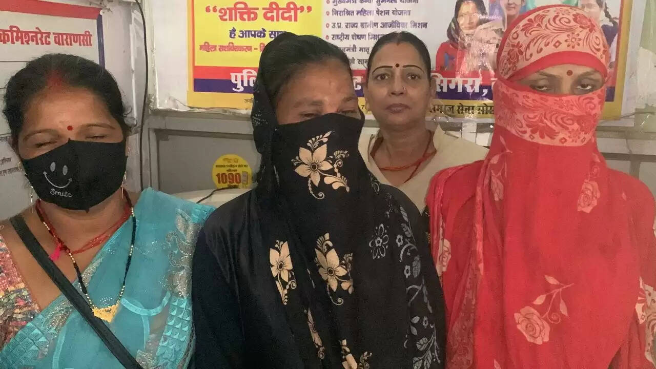 वाराणसी। सिगरा थाना क्षेत्र अंतर्गत रोडवेज के पास अवैध देहव्यापार के खिलाफ महिला पुलिस ने रविवार को बड़ी कार्रवाई की। मुखबिर की सूचना पर मौके पर पहुंची पुलिस टीम ने सड़क किनारे देहव्यापार कर रही तीन महिलाओं को गिरफ्तार किया।