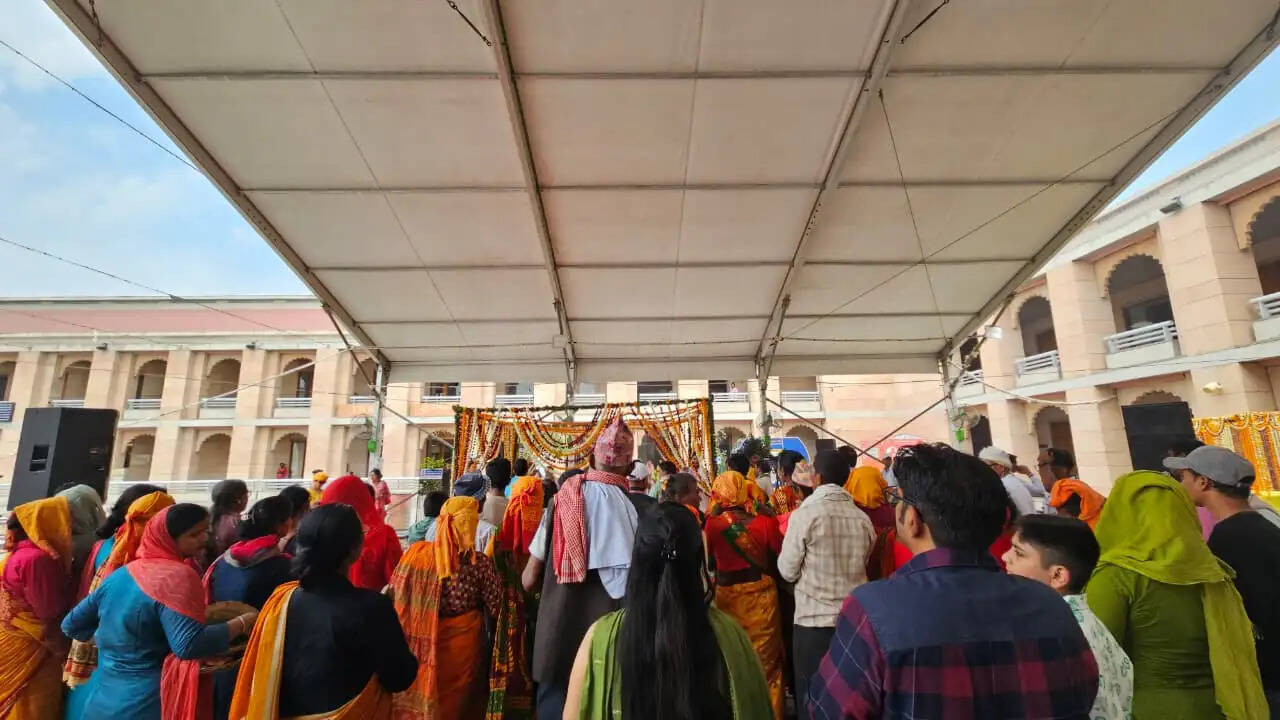 चैत्र नवरात्रि की नवमी तिथि के पावन अवसर पर श्री काशी विश्वनाथ मंदिर में मंदिर न्यास द्वारा विधिवत हवन-पूजन का भव्य आयोजन किया गया। इस दौरान मंदिर परिसर में स्थापित देवी स्वरूप कलश का श्रद्धापूर्वक पूजन कर माँ शक्ति की आराधना की गई।