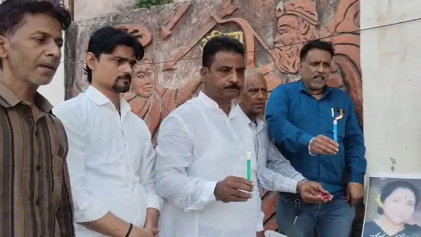 महान पार्श्व गायिका आशा भोंसले के निधन पर वाराणसी में शोक की लहर दौड़ गई। इस अवसर