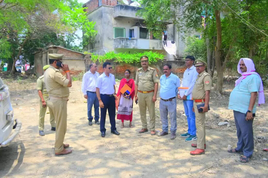 वाराणसी में पुलिस कर्मियों के लिए निर्माणाधीन 192 आवासों और थाना लालपुर पाण्डेयपुर का निरीक्षण