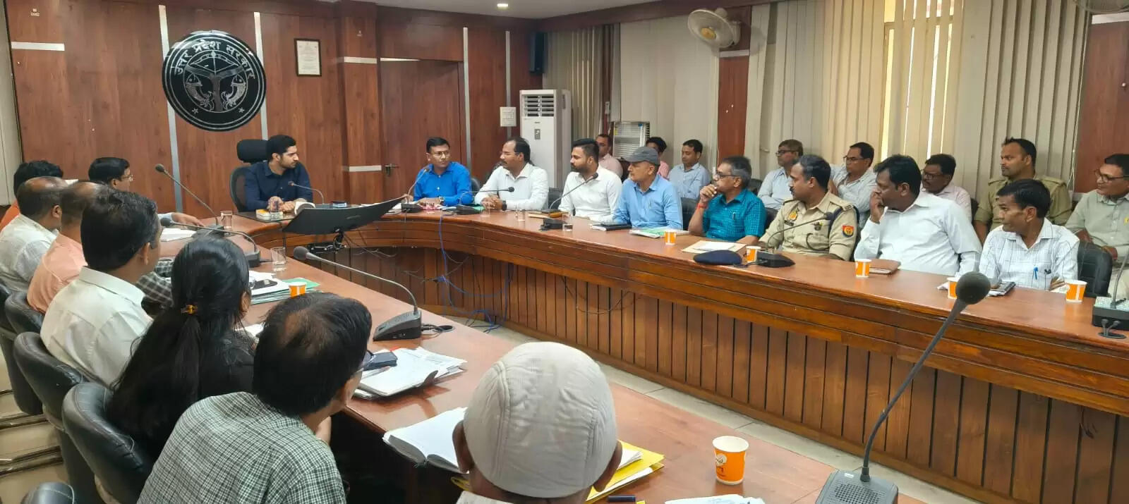   वाराणसी : किसान दिवस में अधिकारियों ने सुनी अन्नदाताओं की समस्याएं, योजनाओं की दी जानकारी