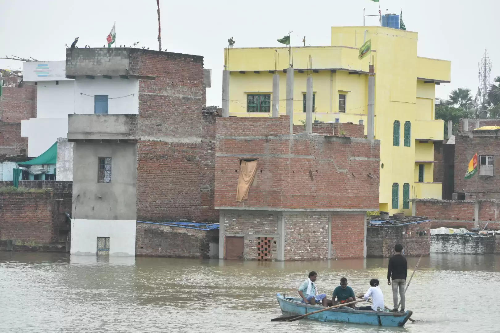 गंगा के साथ ही वरूणा में भी उफान, आसपास के मोहल्ले जलमग्न, लोग पलायन को मजबूर, तस्वीरों के देखिये हालात 