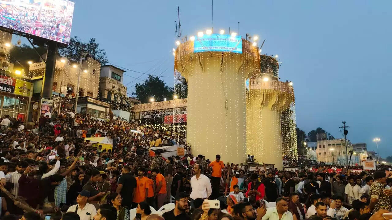 ऑपरेशन सिंदूर को समर्पित रही मां गंगा की महाआरती, 51 हजार दीपों की आभा से जगमगाया दशाश्वमेध घाट, आध्यात्म और राष्ट्रभक्ति का दिखा संगम