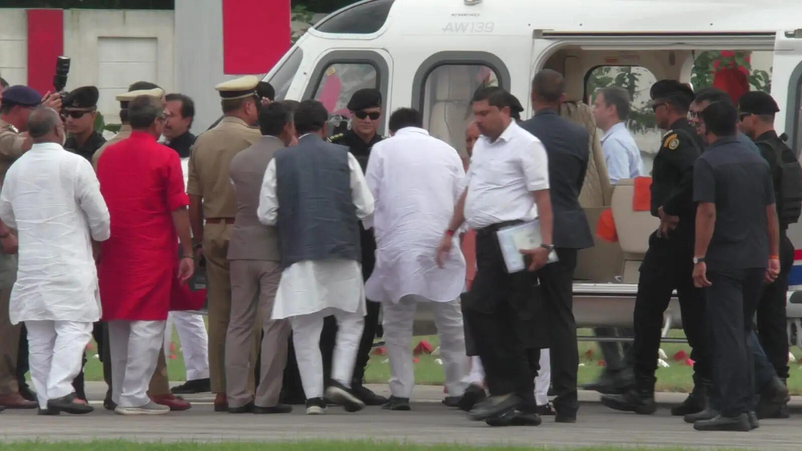 वंदेभारत स्लीपर ट्रेन के उद्घाटन के लिए काशी पहुंचे सीएम योगी, रेलमंत्री के साथ हरी झंडी दिखाकर करेंगे रवाना&nbsp;