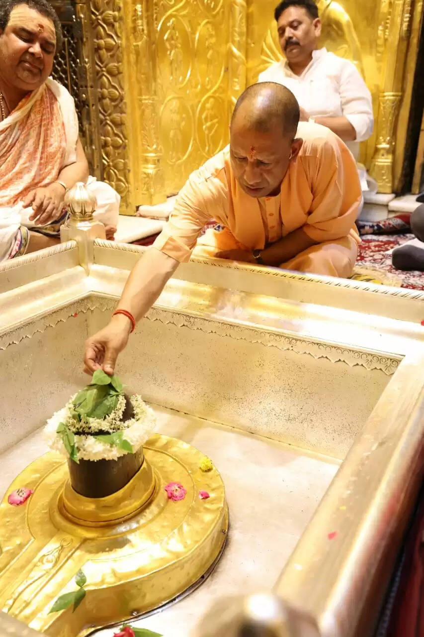 सीएम योगी ने बाबा विश्वनाथ का लिया आशीर्वाद, ऑडियो गाइड सुविधा का किया शुभारंभ&nbsp;