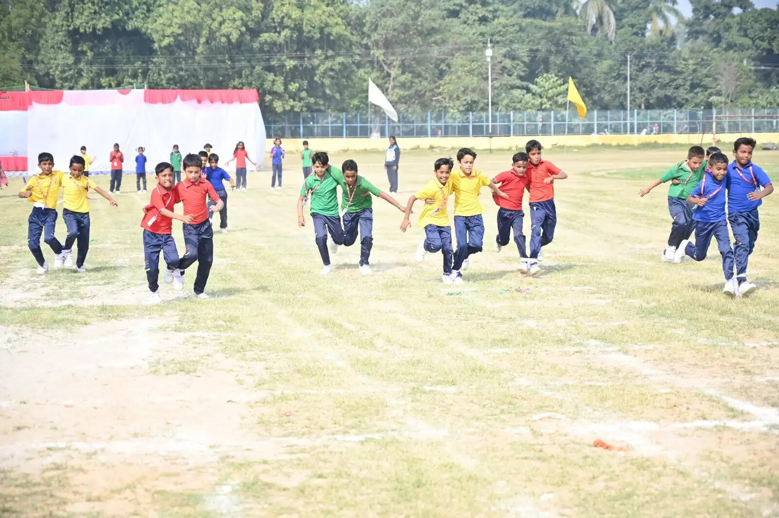  बनारस रेल इंजन कारखाना (BLW) महिला कल्याण संगठन द्वारा संचालित बाल निकेतन विद्यालय का वार्षिक खेल दिवस “खेल स्पंदन 2025-26” का भव्य आयोजन 29 नवम्बर 2025 को बरेका केंद्रीय खेलकूद मैदान में किया गया। कार्यक्रम की शुरुआत संगठन की अध्यक्षा एवं मुख्य अतिथि मोनिका श्रीवास्तव ने ध्वजारोहण और मशाल प्रज्ज्वलित कर की। इसके बाद विद्यालय की प्राचार्या रश्मि श्रीवास्तव ने स्वागत भाषण दिया।