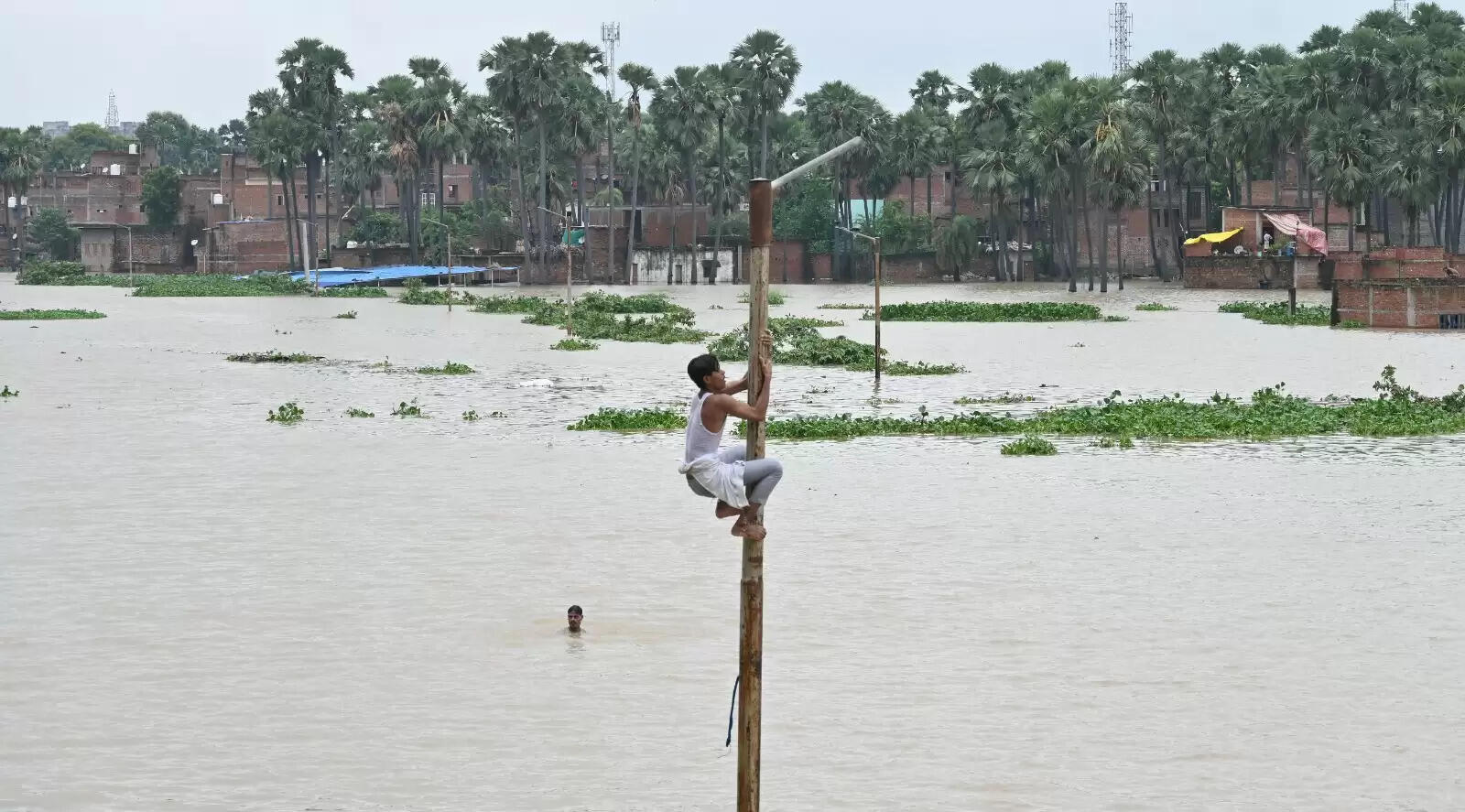 Varanasi flood : बनारस में बाढ़ की आफत, सड़कें और कॉलोनियां पानी-पानी, तस्वीरों में देखिये हालात
