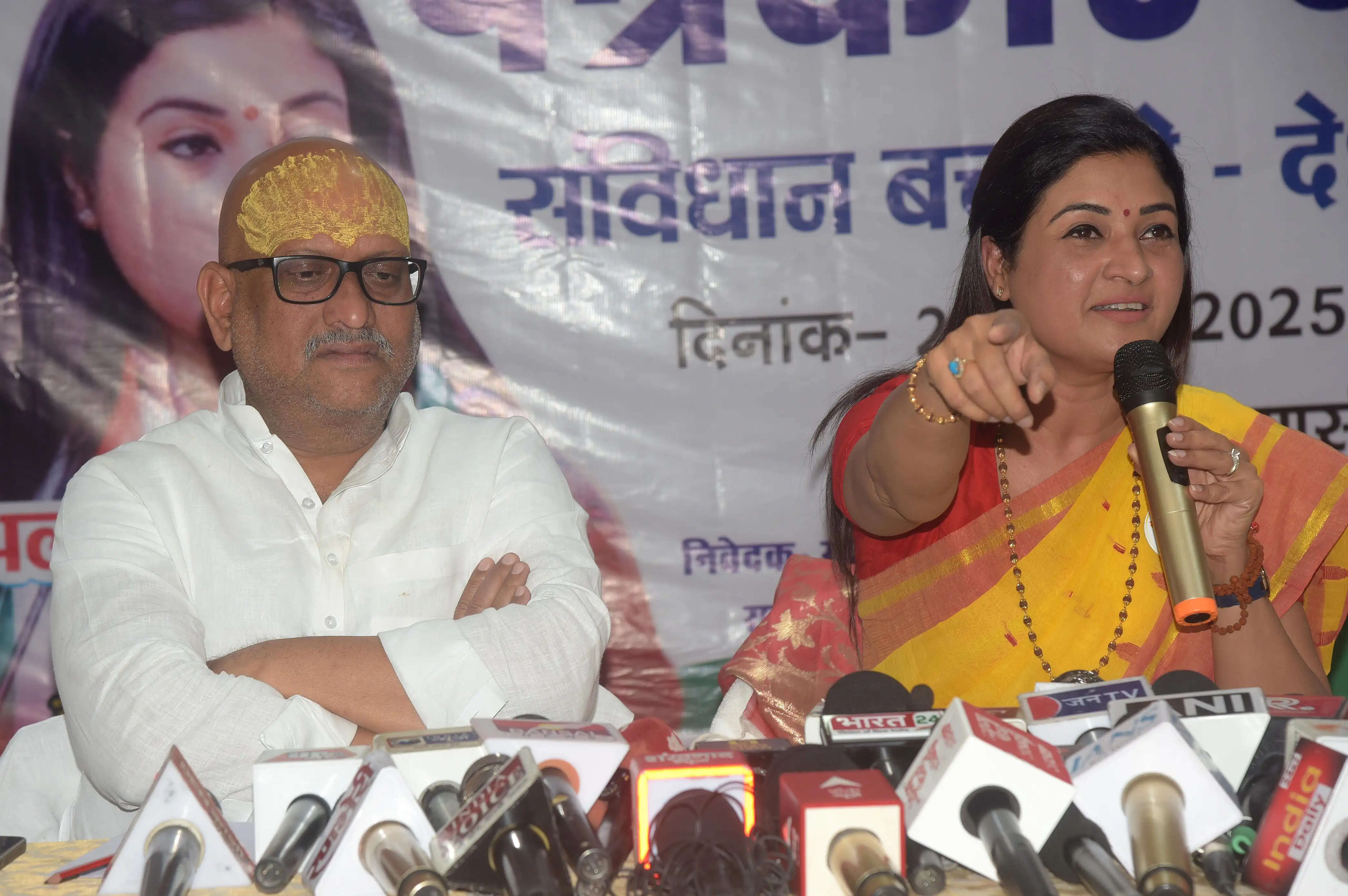 देखें तस्वीरें 