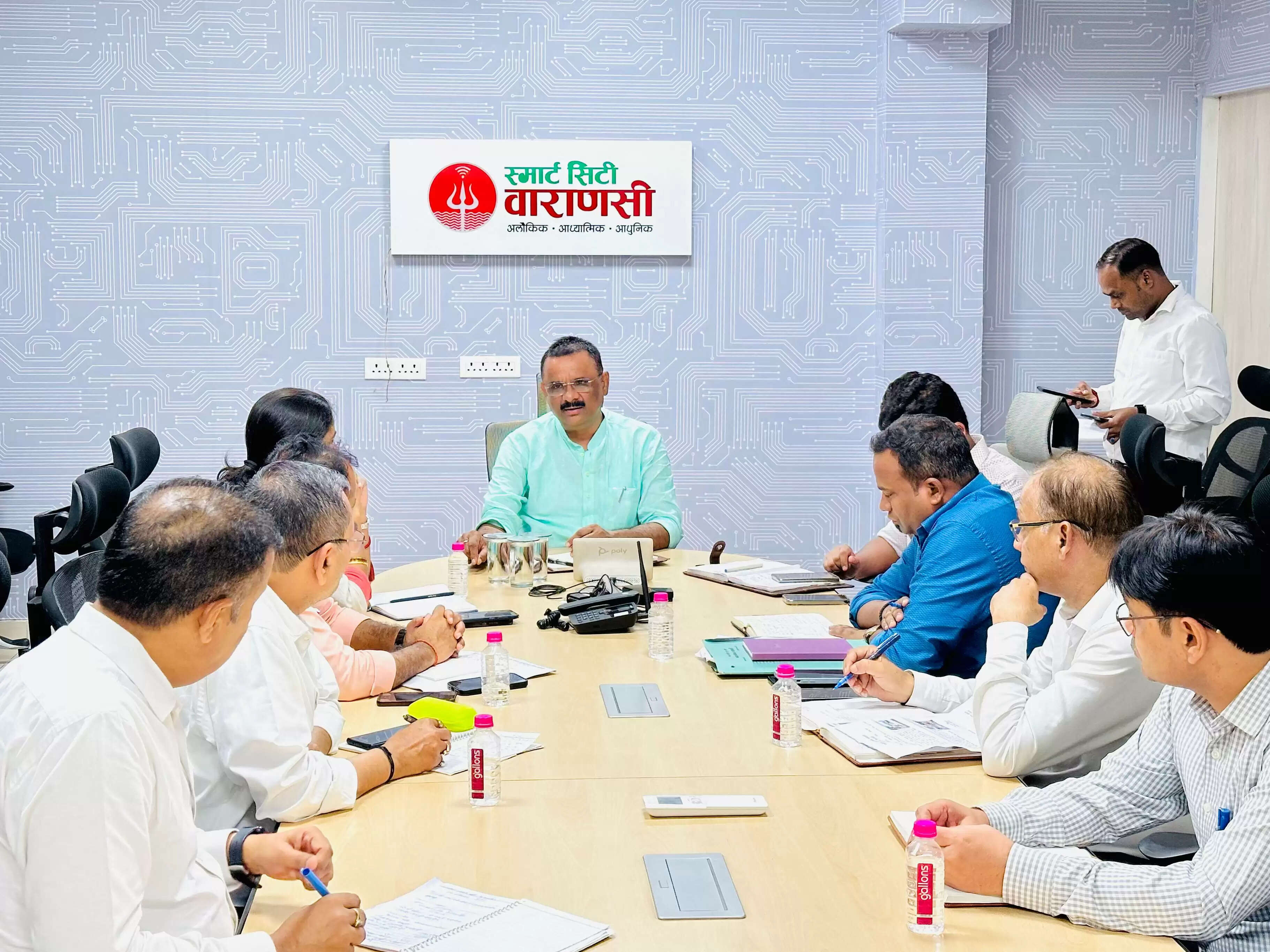 वाराणसी: सावन माह में शहर में आने वाले श्रद्धालुओं और कांवरियों की सुविधा को ध्यान में रखते हुए माननीय महापौर अशोक कुमार तिवारी ने आज स्मार्ट सिटी के सभागार में नगर निगम के अधिकारियों के साथ एक समीक्षा बैठक की। इस बैठक में महापौर ने स्वास्थ्य विभाग के सभी अधिकारियों को स्पष्ट निर्देश दिए कि सभी शिवालयों, मंदिरों और उनके आसपास के मार्गों पर निरंतर सफाई व्यवस्था सुनिश्चित की जाए। साथ ही, चूने का छिड़काव किया जाए ताकि कहीं भी गंदगी नजर न आए।