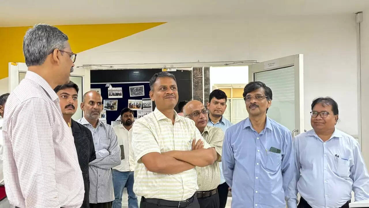 मंडलायुक्त ने बीएचयू के अटल इन्क्यूबेशन सेंटर का किया दौरा, स्टार्टअप्स को प्रशासन से जोड़ने का दिया सुझाव