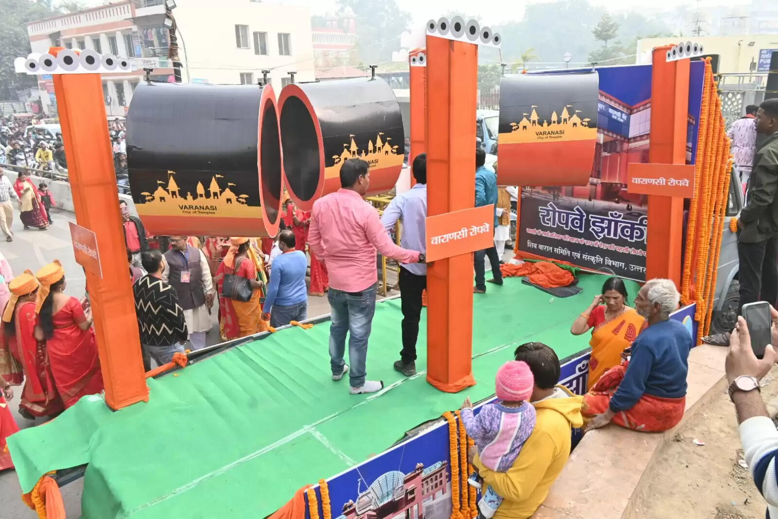 श्री काशी विश्वनाथ धाम की चौथी वर्षगांठ के अवसर पर शिव बारात समिति की ओर से शनिवार को भव्य शोभायात्रा का आयोजन किया गया। शोभायात्रा मैदागिन से प्रारंभ होकर दशाश्वमेध घाट तक निकाली गई, जिसमें शिवभक्तों की भारी भीड़ उमड़ी। डमरू-नगाड़ों की गूंज, हर-हर महादेव के जयघोष और आकर्षक झांकियों ने पूरे मार्ग को भक्तिमय वातावरण से सराबोर कर दिया।