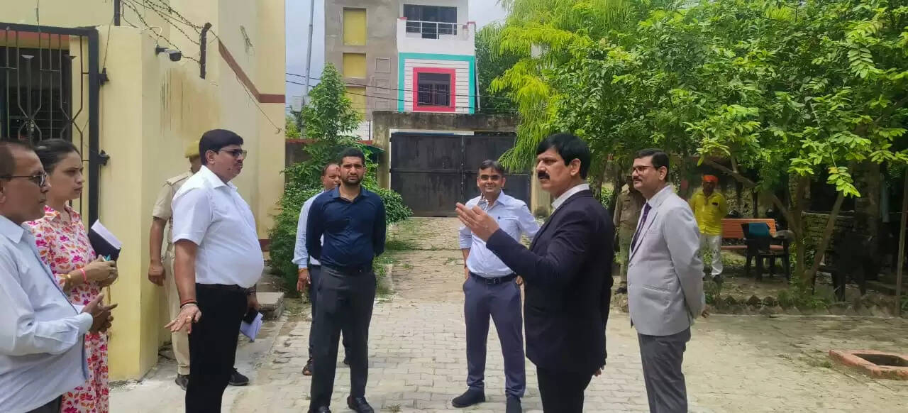 वाराणसी: जिला जज और डीएम ने रामनगर के राजकीय बाल गृहों और सम्प्रेक्षण गृह का किया निरीक्षण, बच्चों की शिक्षा और काउंसिलिंग पर जोर