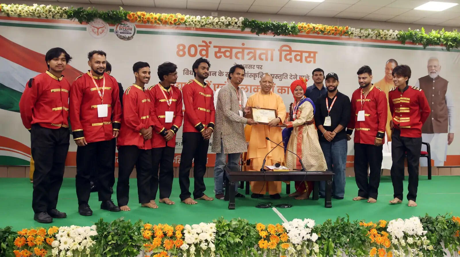 1.32 लाख से अधिक परिषदीय विद्यालयों और केजीबीवी में गूंजा- ‘भारत माता की जय’  - लगभग 1.48 करोड़ बच्चों ने तिरंगे को सलामी देकर राष्ट्रगान और वंदे मातरम् के सामूहिक गायन में लिया हिस्सा  - गीत, कविता, नृत्य, नाटक, तिरंगा रैली, वाद-विवाद और खेल प्रतियोगिताओं से जीवंत हुई स्वतंत्रता संग्राम की गौरवगाथा  - केजीबीवी की छात्राओं ने शिक्षा, सशक्तीकरण और राष्ट्रनिर्माण में बेटियों की भूमिका का दिया संदेश  - अभिभावकों और ग्रामीणों की सहभागिता से विद्यालयों में स्वतंत्रता दिवस बना जनभागीदारी का उत्सव  लखनऊ, 15 अगस्त। स्वतंत्रता दिवस के अवसर पर जब प्रदेश के 1.32 लाख से अधिक परिषदीय विद्यालयों और कस्तूरबा गांधी बालिका विद्यालयों में एक साथ ‘भारत माता की जय’ के जयघोष गूंजे, तो तिरंगे की छांव में नई पीढ़ी का राष्ट्रप्रेम और राष्ट्रनिर्माण का संकल्प एक साथ दिखाई दिया। स्वतंत्रता दिवस 2026 पर लगभग 1.41 करोड़ बच्चों ने तिरंगे को सलामी देकर राष्ट्रगान और वंदेमातरम् के सामूहिक गायन में सहभागिता की।   सुबह से ही विद्यालय परिसर देशभक्ति के रंग में रंगे रहे। तिरंगे, फूलों और रंग-बिरंगी सजावट के बीच बच्चों ने गीत, कविता, नृत्य, नाटक और तिरंगा रैली के माध्यम से आजादी के अमर नायकों के त्याग और बलिदान को याद किया। तिरंगे को सलामी देते बच्चों का उत्साह और ‘भारत माता की जय’ के जयघोष ने स्वतंत्रता दिवस के आयोजन को भावनात्मक और राष्ट्रप्रेरक स्वर दिया। इन आयोजनों ने यह संकल्प भी मजबूत किया कि शिक्षा से सशक्त नई पीढ़ी ही विकसित, एकजुट और आत्मनिर्भर भारत की मजबूत नींव तैयार करेगी।  राज्य स्तर पर भी शान से लहराया राष्ट्रध्वज स्वतंत्रता दिवस के अवसर पर महानिदेशक, स्कूल शिक्षा एवं राज्य परियोजना निदेशक कार्यालय/शिक्षा निदेशक (बेसिक) कैंप कार्यालय में महानिदेशक स्कूल शिक्षा मोनिका रानी एवं शिक्षा निदेशक (बेसिक) अनिल भूषण चतुर्वेदी ने संयुक्त रूप से ध्वजारोहण किया। इस अवसर पर बेसिक शिक्षा राज्यमंत्री (स्वतंत्र प्रभार) संदीप सिंह का संदेश पढ़कर सुनाया गया। संदेश में शिक्षा को राष्ट्रनिर्माण का सशक्त माध्यम बनाते हुए बच्चों के उज्ज्वल, सक्षम और जिम्मेदार भविष्य के निर्माण के संकल्प को रेखांकित किया गया।  शैक्षिक संस्थानों में अमर शहीदों को नमन राज्य शैक्षिक अनुसंधान एवं प्रशिक्षण परिषद (एससीईआरटी) में निदेशक गणेश कुमार तथा राज्य शैक्षिक तकनीकी संस्थान में निदेशक डॉ. मुकेश चंद्र ने ध्वजारोहण कर राष्ट्रध्वज को नमन किया। संयुक्त निदेशक डॉ. पवन सचान, प्रशासनिक अधिकारी लव कुमार की उपस्थिति में इस अवसर पर अमर शहीदों को भावभीनी श्रद्धांजलि अर्पित करते हुए स्वतंत्रता दिवस के महत्व को स्मरण किया गया। राष्ट्र की एकता, अखंडता और प्रगति के प्रति प्रतिबद्धता भी दोहराई गई।  देशभक्ति के रंग में रंगे विद्यालय प्रदेशभर के विद्यालयों में देशभक्ति गीत, नृत्य, कविताओं और नाटकों की प्रस्तुतियों ने स्वतंत्रता आंदोलन की गौरवगाथा को जीवंत किया। विभिन्न विद्यालयों में तिरंगा रैलियां निकाली गईं। वाद-विवाद और खेल प्रतियोगिताओं के माध्यम से बच्चों को स्वतंत्रता संग्राम के इतिहास, राष्ट्रीय मूल्यों और देश के प्रति जिम्मेदारी से जोड़ा गया। विद्यालय प्रांगणों में बच्चों की प्रस्तुतियों और सामूहिक गतिविधियों ने स्वतंत्रता दिवस को महज एक औपचारिक आयोजन से आगे बढ़ाकर सीख, सहभागिता और राष्ट्रप्रेम के उत्सव में बदल दिया।  बेटियों ने दिया राष्ट्रनिर्माण का संदेश प्रदेश के कस्तूरबा गांधी बालिका विद्यालयों में छात्राओं ने विशेष उत्साह के साथ स्वतंत्रता दिवस मनाया। गीत, कविता और नाट्य प्रस्तुतियों के माध्यम से उन्होंने स्वतंत्रता सेनानियों के शौर्य और बलिदान को याद किया। छात्राओं की प्रस्तुतियों ने यह संदेश भी दिया कि बेटियां शिक्षा, आत्मनिर्भरता और राष्ट्रनिर्माण की अग्रिम पंक्ति में अपनी भूमिका निभा रही हैं।  विद्यालय बने जनभागीदारी के केंद्र स्वतंत्रता दिवस समारोह में बच्चों के साथ अभिभावकों और ग्रामीणों ने भी उत्साहपूर्वक सहभागिता की। इससे विद्यालयों में आयोजित कार्यक्रम सामुदायिक उत्सव का रूप लेते दिखाई दिए। गांव से शहर तक विद्यालय परिसरों में तिरंगे के नीचे एकता, भाईचारे, प्रेम और देशभक्ति का संदेश गूंजता रहा।