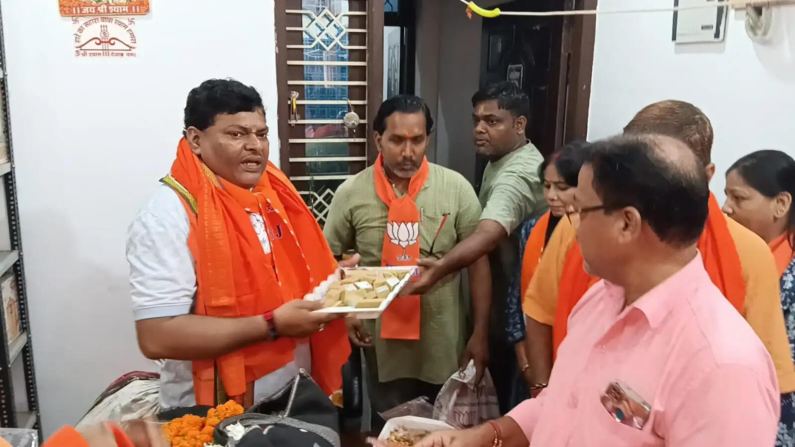 ​​​​​​​सीवर की समस्या देख भड़के विधायक नीलकंठ तिवारी, मंडलायुक्त से नगर आयुक्त तक को किया फोन