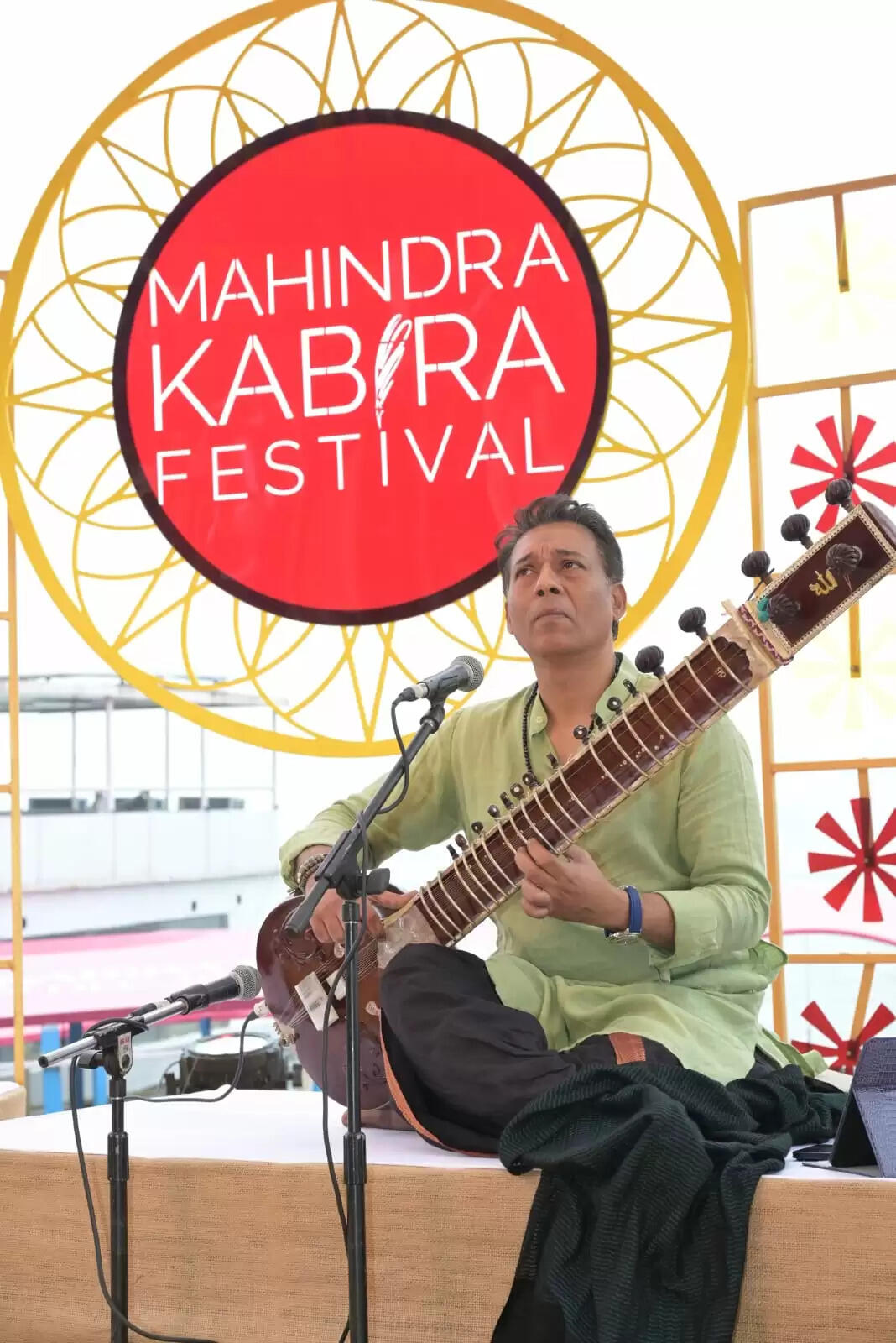 वाराणसी। महिंद्रा कबीरा फ़ेस्टिवल के भव्य उद्घाटन के बाद 20 दिसंबर को इसका दूसरा दिन भी यादगार रहा। इस दिन कबीर के जीवन, दर्शन और काव्य को समर्पित कार्यक्रमों के माध्यम से संगीत, विचार और भक्ति का सुंदर संगम देखने को मिला। शहर के ऐतिहासिक स्थल गुलेरिया कोठी और शिवाला घाट कबीर की वाणी से गूंज उठे।