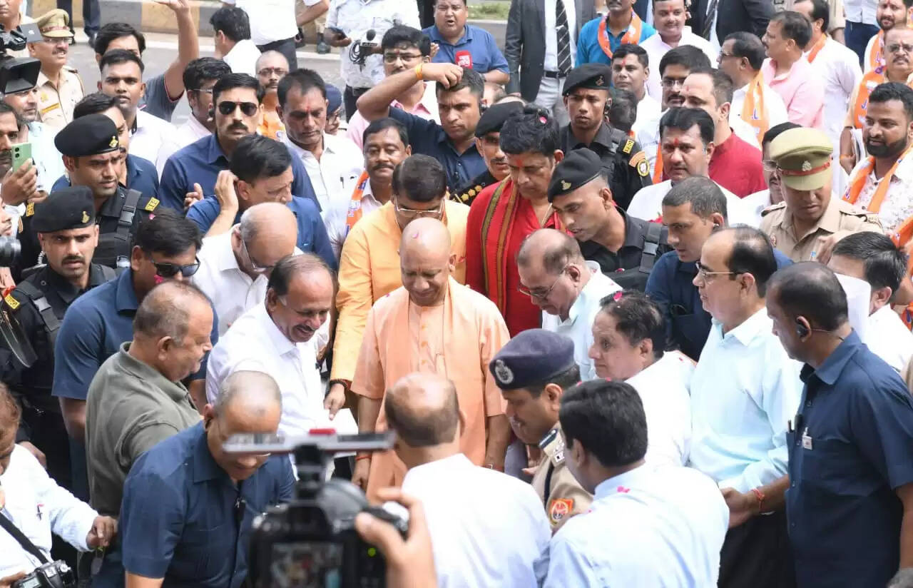 पैदल चल व्यापारियों व ग्राहकों से मिले सीएम, कहा-जीएसटी सुधार पर जताएं मोदी सरकार का आभार