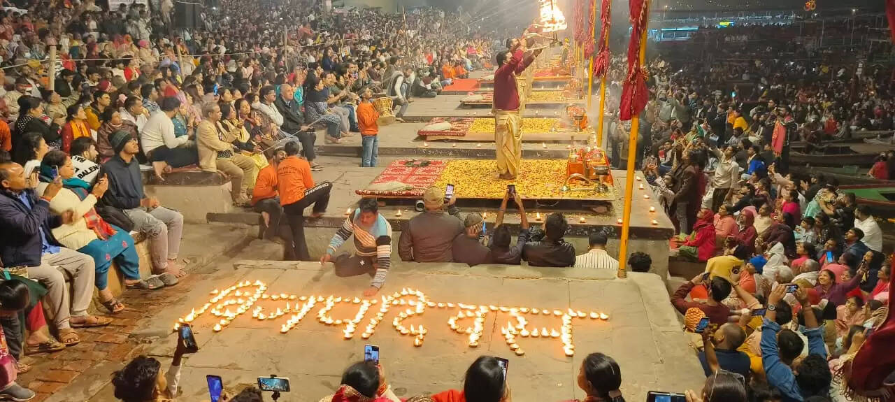 &nbsp; वाराणसी : &nbsp;विजय दिवस पर राष्ट्र को समर्पित रही दशाश्वमेध घाट की गंगा आरती, 1100 दीप जलाकर दिया देशभक्ति का संदेश &nbsp;&nbsp;