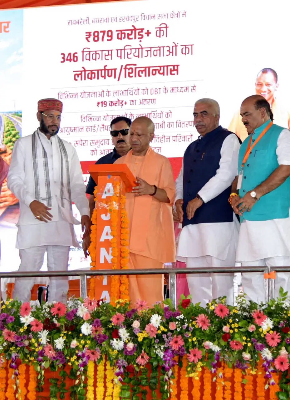 स्कूली बच्चियों ने मुख्यमंत्री को बांधी राखी, सीएम ने दिया उज्जवल भविष्य का आशीर्वाद&nbsp;