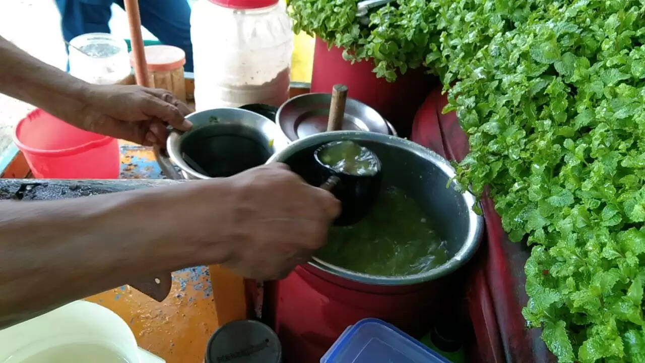 There is a mint orchard on an emerald cart in Sunderpur Banaras