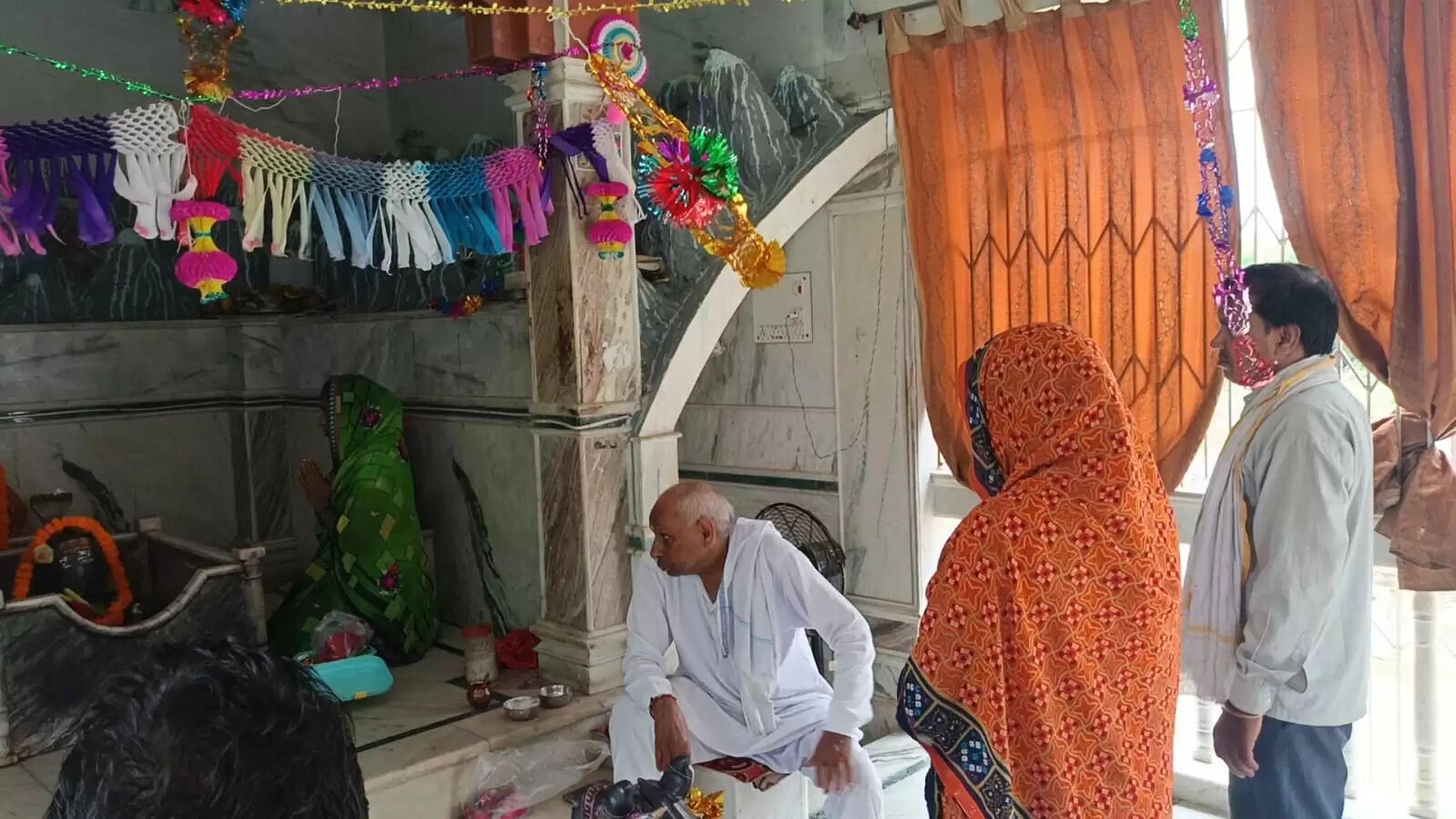 &nbsp;वाराणसी में पति ने पत्नी को प्रेमी के साथ पकड़ा, मंदिर में कराई विधि-विधान से शादी, हो रही चर्चा