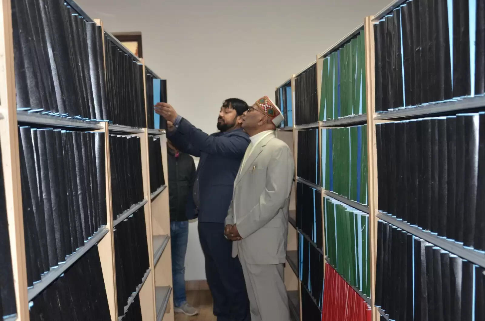 मुख्यमंत्री योगी आदित्यनाथ की समावेशी शिक्षा और दिव्यांग सशक्तिकरण की नीति को धरातल पर उतारते हुए डॉ. शकुंतला मिश्रा राष्ट्रीय पुनर्वास विश्वविद्यालय में प्रदेश के पहले राज्य विश्वविद्यालय स्तरीय ब्रेल पुस्तकालय अनुभाग का शुभारंभ किया गया। मुख्य अतिथि कुलपति आचार्य संजय सिंह ने स्वामी विवेकानंद केंद्रीय पुस्तकालय के प्रथम तल पर स्थापित इस अत्याधुनिक ब्रेल पुस्तकालय का उद्घाटन किया। इससे पूर्व कुलपति ने विश्वविद्यालय के ब्रेल प्रेस परिसर में ब्रेल लिपि के जनक लुई ब्रेल की जयंती पर उनकी प्रतिमा पर माल्यार्पण एवं पुष्पांजलि अर्पित कर नमन किया। इसके पश्चात फीता काटकर ब्रेल पुस्तकालय अनुभाग का विधिवत उद्घाटन किया गया।