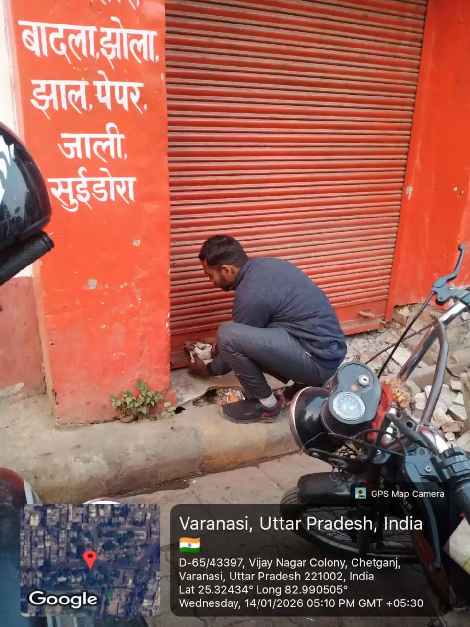 नगर निगम ने बुधवार को अवैध कब्जेदारों के खिलाफ सख्त रुख अपनाते हुए मलदहिया (इंग्लिशिया लाइन) स्थित किसान फूल मंडी के पास करोड़ों की भूमि पर अपना वैधानिक कब्जा ले लिया। यह भूमि रक्षा सम्पदा विभाग के स्वामित्व में है, जिसका प्रबंधन विधिवत रूप से नगर निगम के अधीन है। नगर आयुक्त हिमांशु नागपाल के निर्देश पर निगम की टीम ने मौके पर पहुंचकर अवैध कब्जा हटाया और अनधिकृत रूप से बनी दुकानों को सील कर दिया।