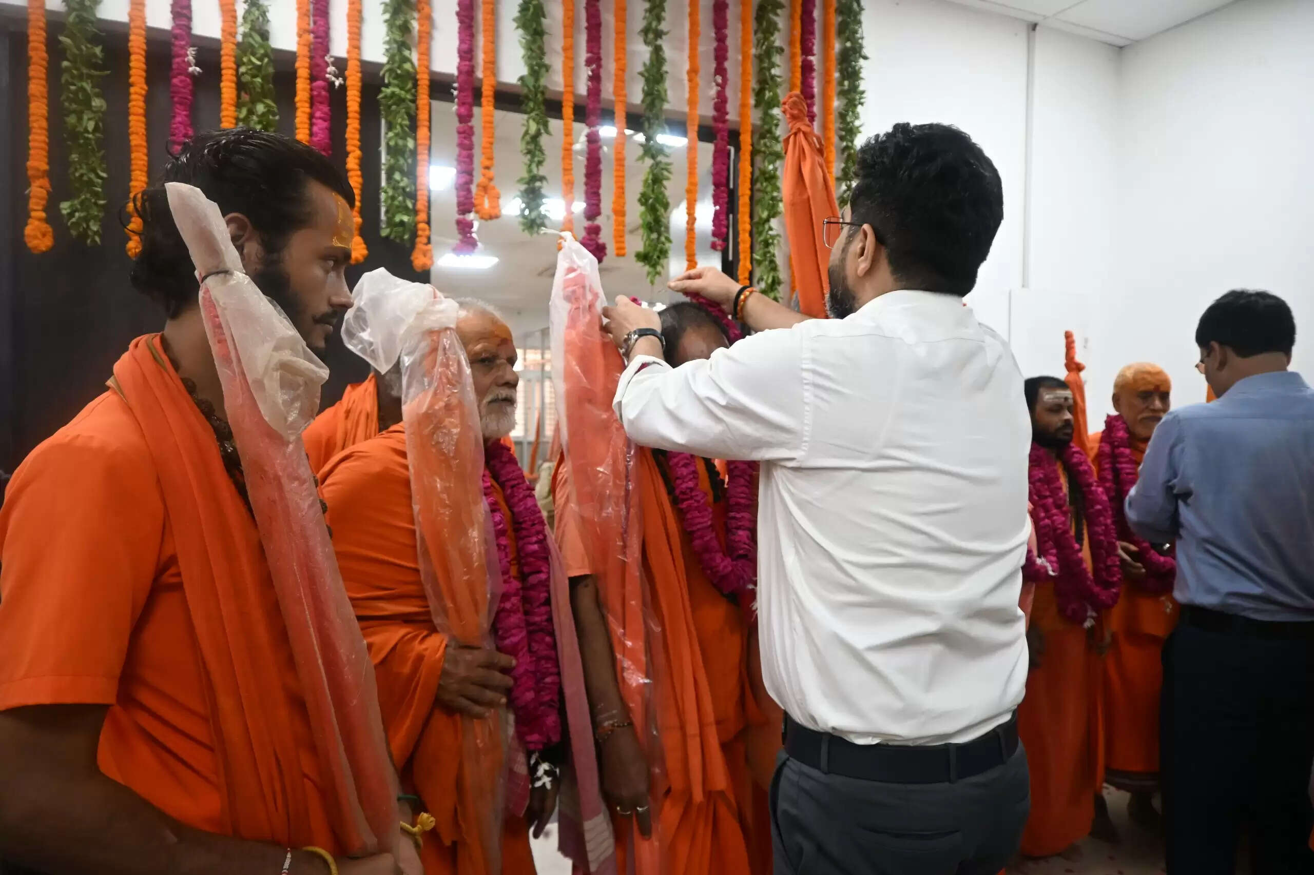  श्री काशी विश्वनाथ मंदिर न्यास ने दंडी सन्यासियों के लिए फिर शुरू की अन्नसेवा