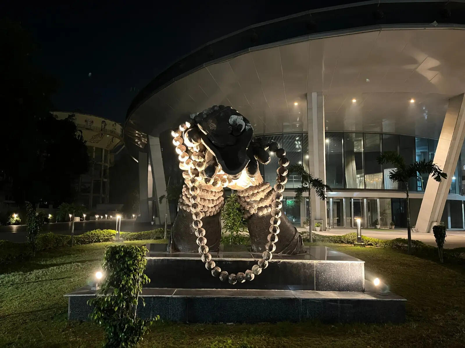 वाराणसी के चौक-चौराहों पर उभर रही है कला की चमक, विरासत से जुड़ रही है पहचान