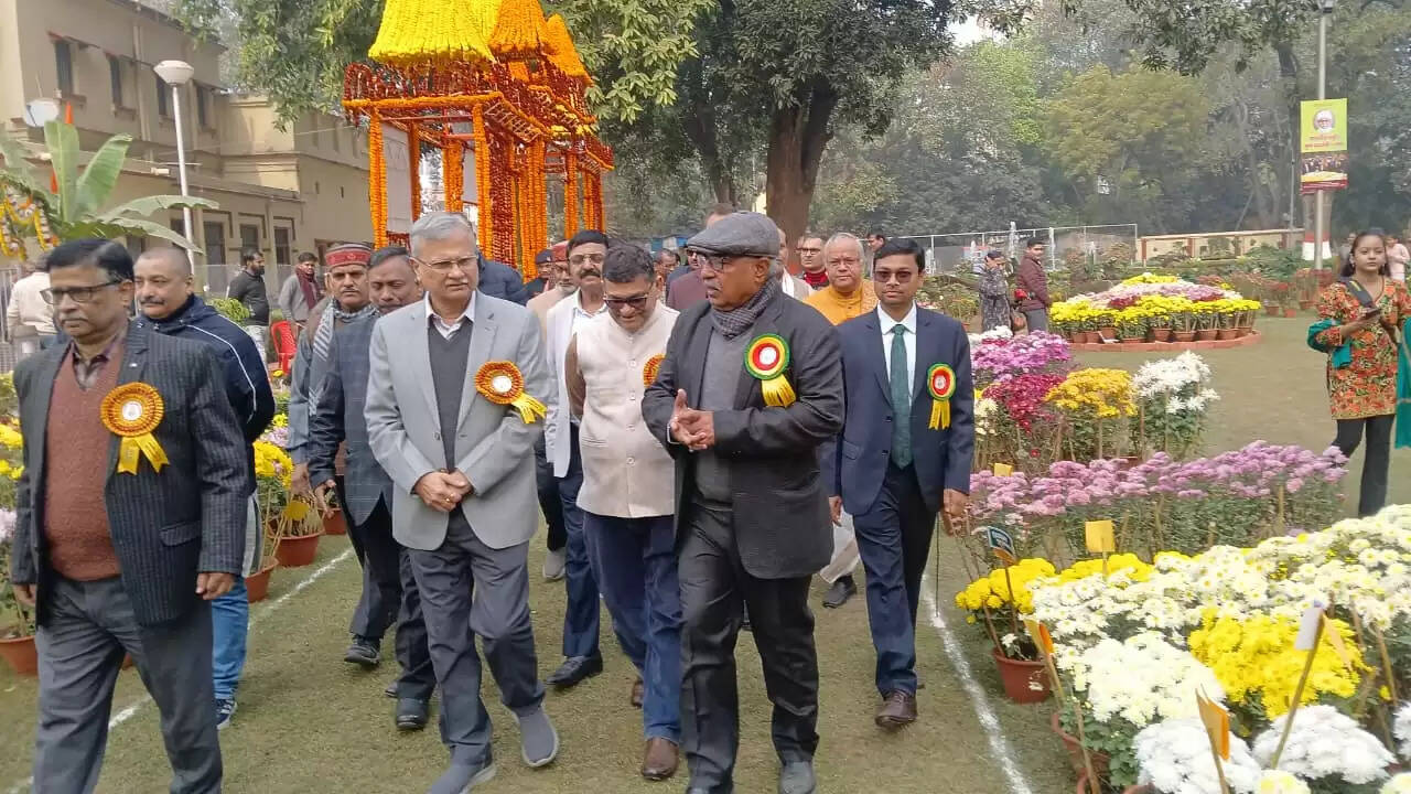  काशी हिंदू विश्वविद्यालय स्थित मालवीय भवन में गुरुवार को विश्वविद्यालय परिवार की ओर से महामना पंडित मदन मोहन मालवीय की जयंती के अवसर पर तीन दिवसीय भव्य पुष्प प्रदर्शनी का शुभारंभ हुआ। यह प्रदर्शनी न केवल बीएचयू की समृद्ध शैक्षणिक और सांस्कृतिक परंपरा को दर्शाती है, बल्कि विज्ञान, प्रकृति और आध्यात्मिकता के सुंदर समन्वय का भी जीवंत उदाहरण प्रस्तुत कर रही है।