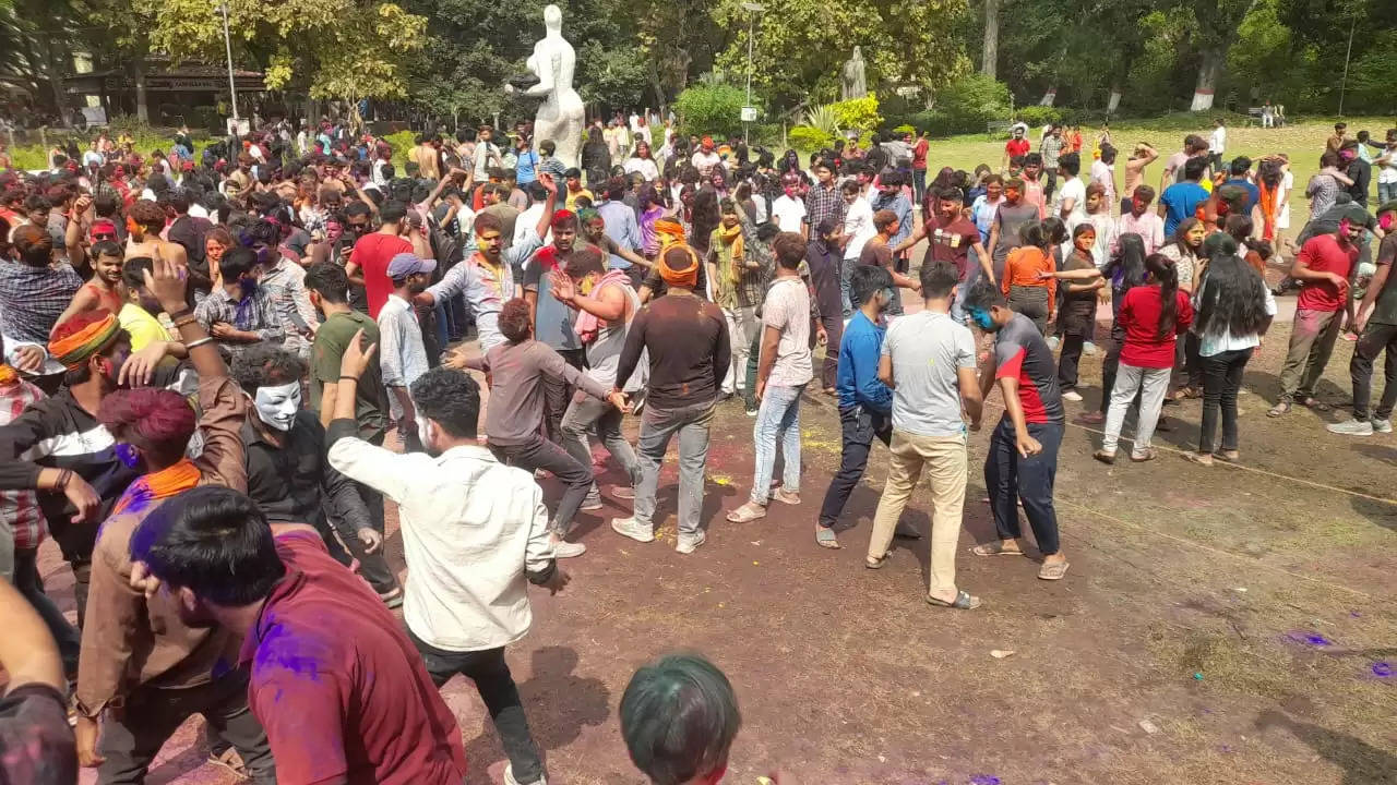 holi in bhu campus 2024