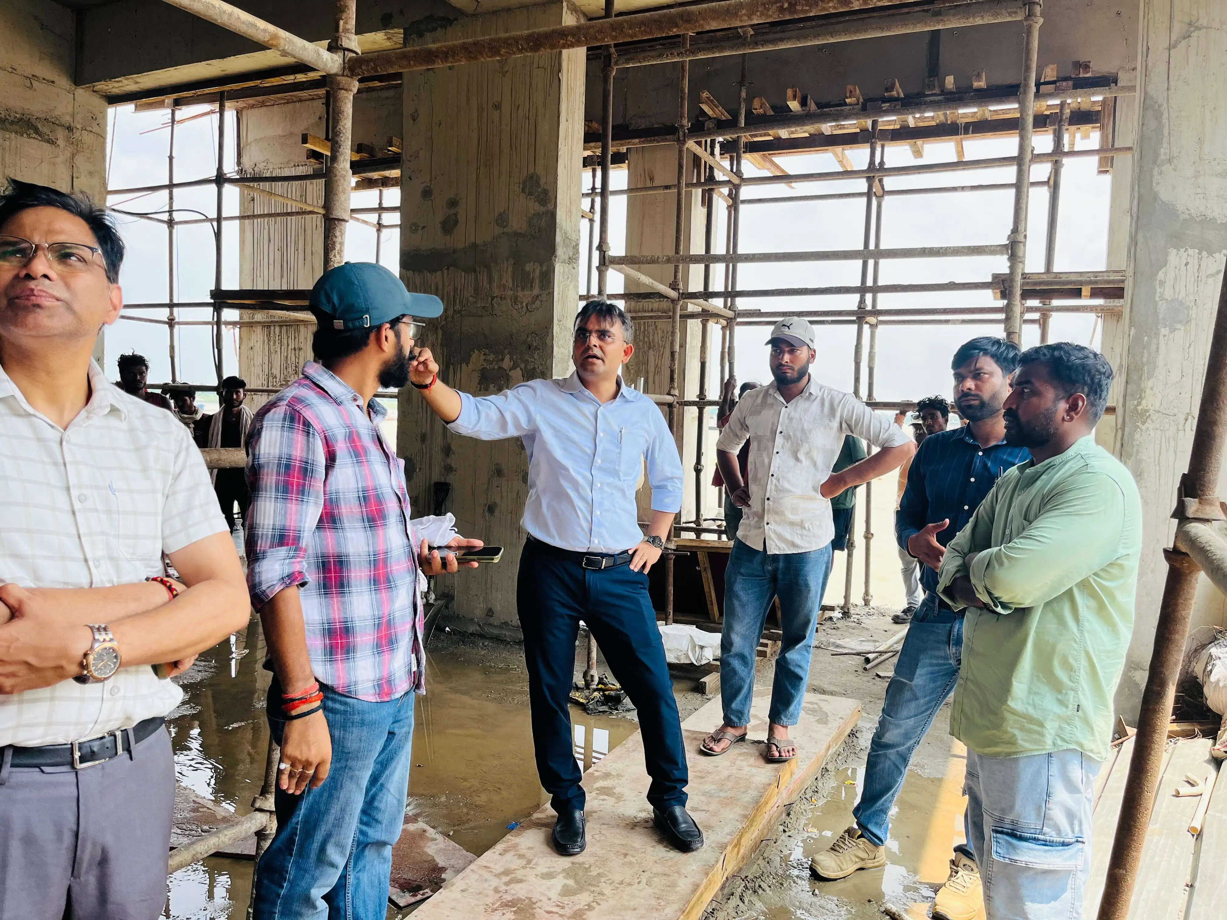 मणिकर्णिका कॉरिडोर की रफ्तार न रोके बाढ़, डीएम बोले- निचले हिस्से में काम रुके तो ऊपरी स्तर पर रखें जारी