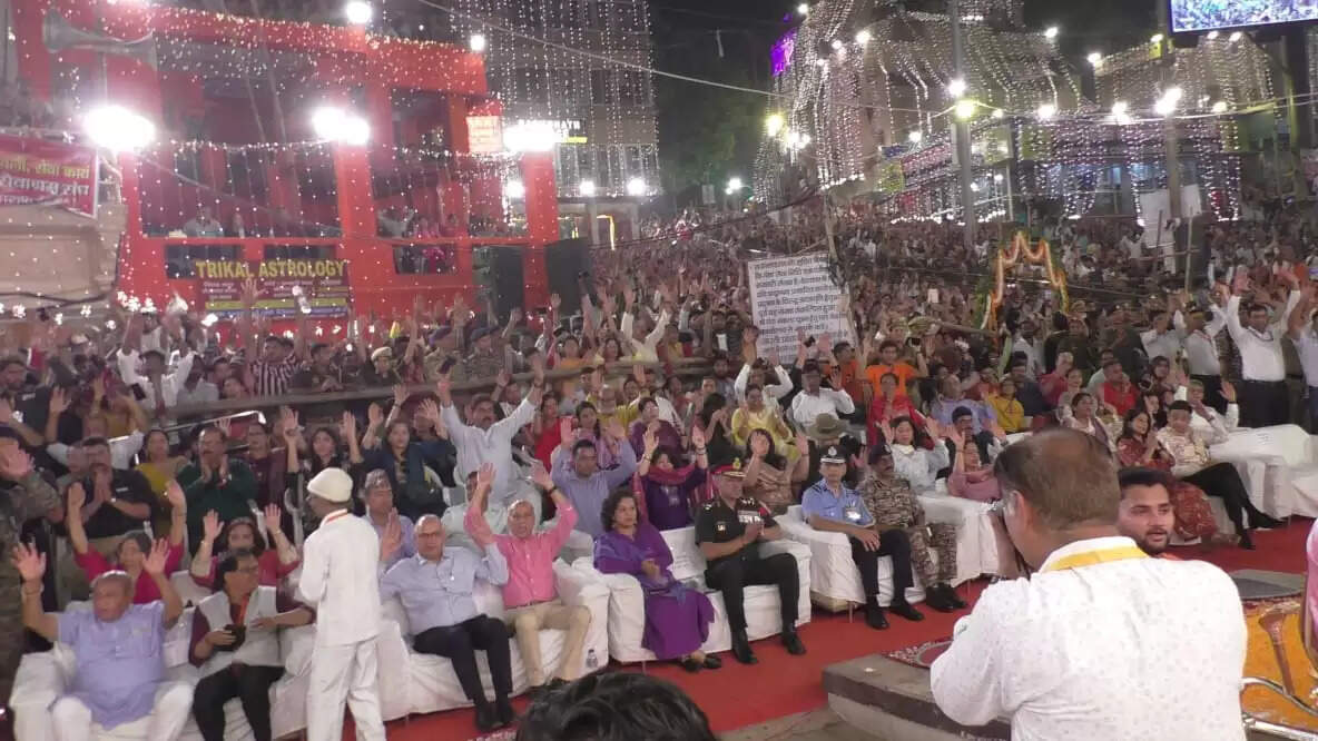 ऑपरेशन सिंदूर को समर्पित रही मां गंगा की महाआरती, 51 हजार दीपों की आभा से जगमगाया दशाश्वमेध घाट, आध्यात्म और राष्ट्रभक्ति का दिखा संगम