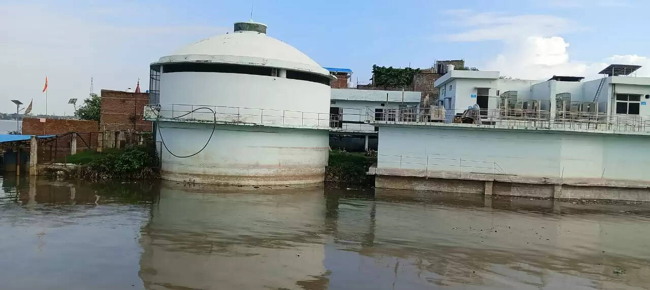 वाराणसी। वाराणसी में गंगा नदी के उफान ने जनजीवन को बुरी तरह प्रभावित किया है। जिला आपदा प्रबंध प्राधिकरण, वाराणसी की ताजा रिपोर्ट के अनुसार, गंगा नदी का जलस्तर 70.36 मीटर पर पहुंच गया है, जो चेतावनी बिंदु 70.26 मीटर से अधिक और खतरे के निशान 71.26 मीटर से मात्र 0.90 मीटर नीचे है। गंगा का अब तक का अधिकतम जलस्तर 73.90 मीटर दर्ज किया गया है। बढ़ते जलस्तर ने शहर और आसपास के क्षेत्रों में बाढ़ की स्थिति को गंभीर बना दिया है, जिससे हजारों लोग प्रभावित हुए हैं।