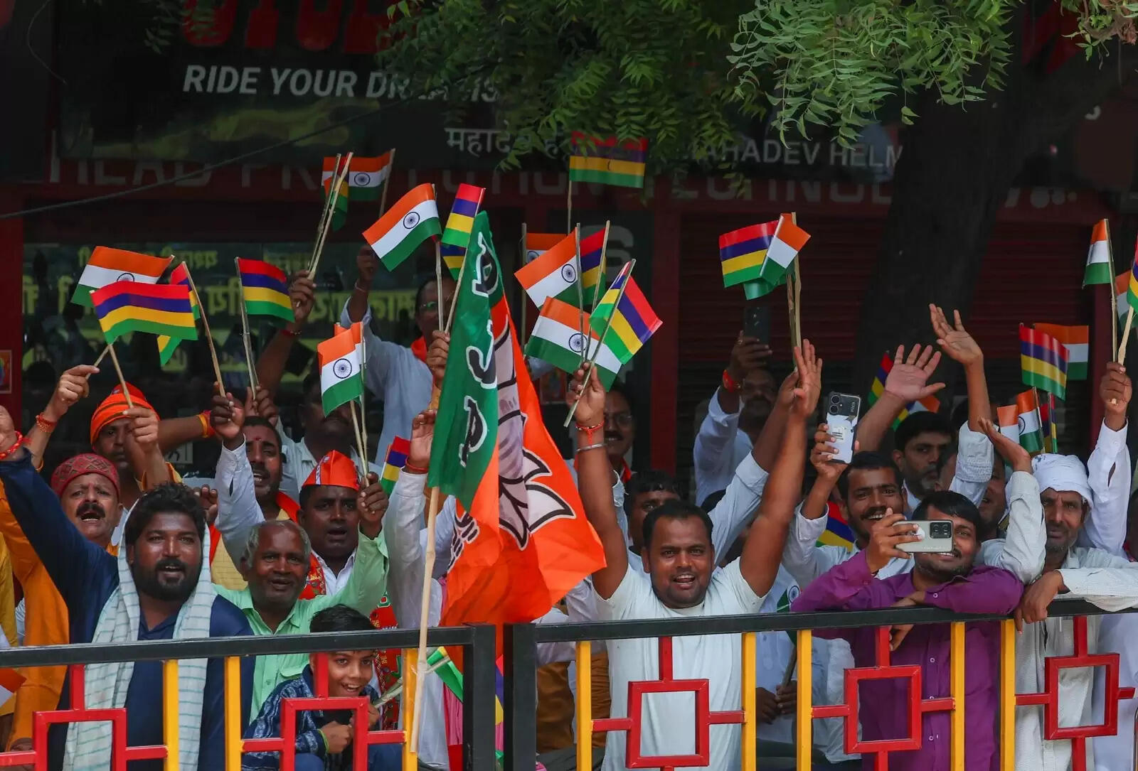 काशी में मोदी का भव्य स्वागतदेखिये तस्वीरें