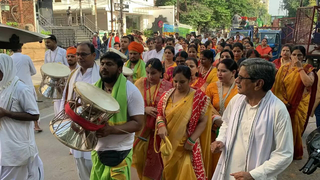 वाराणसी: लड्डू गोपाल जी की भव्य शोभायात्रा के साथ शुरू हुआ श्रीकृष्ण जन्माष्टमी महोत्सव