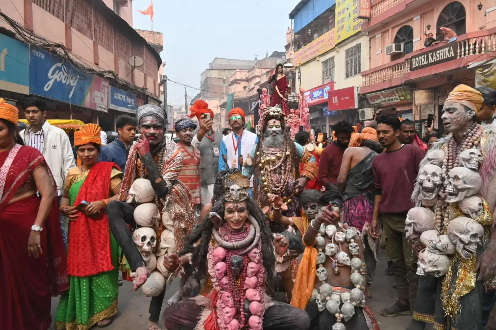 श्री काशी विश्वनाथ धाम की चौथी वर्षगांठ के अवसर पर शिव बारात समिति की ओर से शनिवार को भव्य शोभायात्रा का आयोजन किया गया। शोभायात्रा मैदागिन से प्रारंभ होकर दशाश्वमेध घाट तक निकाली गई, जिसमें शिवभक्तों की भारी भीड़ उमड़ी। डमरू-नगाड़ों की गूंज, हर-हर महादेव के जयघोष और आकर्षक झांकियों ने पूरे मार्ग को भक्तिमय वातावरण से सराबोर कर दिया।