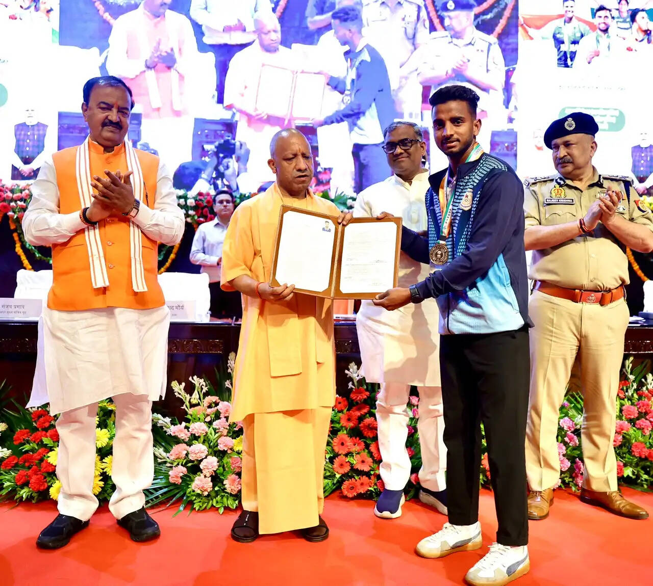 ‘प्रदेश डुबाओ एलायंस’ में सैफई या सिफारिश से मिलती थी नौकरी, एनडीए का मतलब ‘नौकरी देंगे एलायंस’: सीएम योगी मुख्यमंत्री योगी आदित्यनाथ ने उत्तर प्रदेश पुलिस में कुशल खिलाड़ी कोटे के अंतर्गत चयनित 470 खेल प्रतिभाओं को नियुक्ति पत्र वितरित किए सीएम ने कहा- अब नियुक्तियों पर किसी परिवार का कब्जा नहीं, सिर्फ पसीने और प्रतिभा का अधिकार सपा का युवाओं को नौकरी देने की बात करना जैसे मगरमच्छ शांति का उपदेश दे रहा हो: मुख्यमंत्री नियुक्ति पत्र न सरकार की कृपा और न मुख्यमंत्री की अनुकंपा, यह खिलाड़ियों के पसीने और परिश्रम की कीमत: सीएम हर खिलाड़ी को नशे के खिलाफ अभियान का हिस्सा बनना चाहिए: मुख्यमंत्री सीएम की युवाओं को सीख- रील में लाइक्स मिलते हैं और खेल के मैदान में मिलती है लाइफ समाजवादी पार्टी ने 10 लाख गुंडे पाले थे, हमने 10 लाख युवाओं को दी सरकारी नौकरी: मुख्यमंत्री योगी मर्डर और मेडल में अंतर है, एक पहचान दिलाता है और दूसरा पहचान डुबोता है: सीएम योगी युवाओं को शराब और सपा से सावधान रहना चाहिए, दोनों ने प्रदेश को बर्बाद किया था: मुख्यमंत्री आपका प्रमोशन कोई टाल नहीं सकता, और जो टालेगा तो फिर हम उसको ही टाल देंगे: सीएम लखनऊ, 08 अक्टूबर। मुख्यमंत्री योगी आदित्यनाथ ने गुरुवार को लोक भवन सभागार में उत्तर प्रदेश पुलिस में कुशल खिलाड़ी कोटे के अंतर्गत चयनित 470 खेल प्रतिभाओं को नियुक्ति पत्र वितरित किए। इस दौरान मुख्यमंत्री ने खिलाड़ियों की उपलब्धियों, खेलों के प्रति सरकार की प्रतिबद्धता और पारदर्शी भर्ती प्रक्रिया का उल्लेख करते हुए समाजवादी पार्टी पर तीखा हमला बोला। उन्होंने कहा कि पहले प्रदेश में युवाओं की नौकरी पर एक परिवार का कब्जा था और नौकरी पाने के लिए ‘सैफई या सिफारिश’ की जरूरत पड़ती थी, जबकि आज नियुक्ति में न किसी की सिफारिश चलती है और न पैसा। आज सिर्फ खिलाड़ी की प्रतिभा, परिश्रम और पसीने की कीमत मिल रही है। “पहले प्रदेश डुबाओ एलायंस’’ था और अब एनडीए की सरकार है। एनडीए का मतलब है- “नौकरी देंगे एलायंस।” अब नौकरी पर केवल पसीने और प्रतिभा का कब्जा है। जिन खिलाड़ियों ने अपने परिश्रम से अपनी प्रतिभा साबित की, उन्हें उसी आधार पर नियुक्ति मिल रही है। ‘सैफई या सिफारिश’ का दौर खत्म मुख्यमंत्री ने कहा कि पहले प्रदेश में युवाओं के सामने पहचान का संकट था और उनकी नौकरियों पर डकैती डाली जाती थी। खिलाड़ी मैदान में पसीना बहाता था। उसके पास सिफारिश कराने का समय नहीं था। इसी कारण उसे नौकरी नहीं मिल पाती थी। वर्ष 2017 से पहले समाजवादी पार्टी की सरकार के समय बड़ी संख्या में अराजक तत्वों को संरक्षण मिला। सपा ने प्रदेश में 10 लाख गुंडे पाले थे। वे बेटियों की सुरक्षा के लिए खतरा बनते थे। दंगे-अराजकता फैलाते, गरीबों की जमीनों पर कब्जा करते थे। इसके विपरीत हमारी सरकार ने 10 लाख नौजवानों को सरकारी नौकरी देकर उत्तर प्रदेश को नई पहचान देने का काम किया है। सपा की बातें मगरमच्छ के शांति उपदेश जैसी सीएम ने कहा कि जब समाजवादी पार्टी युवाओं की नियुक्ति की बात करती है तो हंसी आती है। लगता है जैसे कोई पानी में तैरता मगरमच्छ शांति का उपदेश दे रहा हो। ऐसे मगरमच्छों से सावधान रहना होगा। आप खूब खेलिए, खूब पसीना बहाइए, नए रिकॉर्ड बनाइए। नौकरी की चिंता मत करिए, हमने ऐसी पॉलिसी बना दी है कि नौकरी आपको जरूर मिलेगी। कोई भी आपका प्रमोशन नहीं टाल सकता और ऐसा करेगा तो हम उसको ही टाल देंगे। शराब और सपा से सावधान रहें युवा मुख्यमंत्री ने कहा कि युवाओं को शराब व सपा से सावधान रहना चाहिए। ये दोनों एक-दूसरे के पूरक हैं, दोनों ने प्रदेश को बर्बाद किया था। सरकार की खेल नीति का उद्देश्य अच्छे खिलाड़ियों को आगे बढ़ाना और उन्हें सम्मान व अवसर देना है। 2017 से पहले उत्तर प्रदेश में खनन, भर्ती, रिवर फ्रंट समेत विभिन्न घोटालों की चर्चा होती थी, जबकि आज प्रदेश में मेरठ में स्पोर्ट्स यूनिवर्सिटी, हर कमिश्नरी में स्पोर्ट्स कॉलेज और सेंटर ऑफ एक्सीलेंस, वन डिस्ट्रिक्ट-वन प्रोडक्ट, वन डिस्ट्रिक्ट-वन मेडिकल कॉलेज और खिलाड़ियों के मेडल्स की चर्चा होती है। प्रधानमंत्री नरेन्द्र मोदी जी के नेतृत्व में भारतीय जनता पार्टी ने केवल चुनाव जीतने के रिकॉर्ड नहीं बनाए, बल्कि मेडल जीतने के रिकॉर्ड भी बनाए हैं। एशियन गेम्स में भारतीय खिलाड़ियों द्वारा 107 मेडल जीतने का उल्लेख करते हुए उन्होंने इसे अब तक का सर्वोच्च रिकॉर्ड बताया और खिलाड़ियों से नए रिकॉर्ड बनाने का आह्वान किया। ‘मर्डर से मेडल तक बदली यूपी की पहचान’ सीएम ने कहा कि प्रधानमंत्री जी खिलाड़ियों के साथ व्यक्तिगत संवाद करते हैं, उनकी सुविधाओं पर ध्यान देते हैं और दुनिया में अच्छा प्रदर्शन करने वाले खिलाड़ियों को फोन करके प्रोत्साहित करते हैं। कभी भारत की पहचान राष्ट्रमंडल खेलों के घोटालों से होती थी, लेकिन आज भारत के खिलाड़ी देश के लिए मेडल्स लेकर लौट रहे हैं। इसी तरह पहले प्रदेश की पहचान अपराध और अराजकता से जुड़ी खबरों से होती थी, लेकिन आज यूपी की पहचान उसके कुशल खिलाड़ियों के मेडल्स से हो रही है। मर्डर और मेडल में अंतर है- एक पहचान दिलाता है और दूसरा पहचान डुबोता है। जर्सी से वर्दी की यात्रा में भी वही अनुशासन चाहिए मुख्यमंत्री ने नियुक्ति पत्र प्राप्त करने वाले खिलाड़ियों से कहा कि आज उनकी ‘जर्सी से वर्दी’ की यात्रा शुरू हुई है। जर्सी में उन्होंने जिस अनुशासन, टीम वर्क, परिश्रम और समर्पण के साथ परिणाम दिए हैं, वर्दी में भी उनसे वही अपेक्षा है। नवनियुक्त 470 खिलाड़ियों में 303 पुरुष और 167 महिलाएं शामिल हैं। आरक्षी नागरिक पुलिस में 295 खिलाड़ियों का चयन हुआ है, जिनमें 148 पुरुष और 147 महिलाएं हैं। उपनिरीक्षक नागरिक पुलिस में 43 पुरुष और 20 महिलाएं हैं, जबकि आरक्षी पीएसी में 132 खिलाड़ियों का चयन हुआ है। मुख्यमंत्री ने खिलाड़ियों से पूछा कि क्या नियुक्ति प्रक्रिया के दौरान किसी ने उनसे पैसे की मांग की? क्या किसी को सिफारिश कराने की जरूरत पड़ी? आज जो नियुक्ति पत्र उन्हें मिल रहा है, वह न सरकार की कृपा है और न मुख्यमंत्री की अनुकंपा, बल्कि यह उनके पसीने और परिश्रम की कीमत है। 2017 से बदली खिलाड़ी नियुक्ति की व्यवस्था मुख्यमंत्री ने कहा कि वर्ष 2017 से पहले पुलिस अथवा किसी अन्य विभाग में खिलाड़ियों की सीधी भर्ती का कोई नियम नहीं था। उनकी सरकार ने पुलिस भर्ती की प्रक्रिया के साथ-साथ विभिन्न विभागों में खिलाड़ियों को सीधी नियुक्ति देने की व्यवस्था शुरू की। अब तक करीब 1000 खिलाड़ियों को सीधी भर्ती के माध्यम से नियुक्ति पत्र दिए जा चुके हैं। इसके साथ 1470 खिलाड़ियों को नियुक्ति पत्र देने की प्रक्रिया आगे बढ़ी है और 555 खिलाड़ियों की चयन प्रक्रिया भी प्रारंभ हो चुकी है। जीवन में जीत का जितना महत्व है, उससे कहीं अधिक महत्व हार के बाद खड़ा होना, फिर तैयारी करना, संघर्ष करना और अंततः मेडल जीतकर लौटना है। डिप्टी एसपी बनने के लक्ष्य ने दिलाया गोल्ड सीएम ने कहा कि उन्होंने एक खिलाड़ी से पूछा कि मेडल जीतने के पीछे उसकी प्रेरणा क्या थी। खिलाड़ी ने कहा कि उसने गोल्ड मेडल इसलिए जीता, क्योंकि उसका लक्ष्य उत्तर प्रदेश पुलिस में डिप्टी एसपी बनना था। जिस तरह अर्जुन का निशाना अपने लक्ष्य पर था, उसी तरह उस खिलाड़ी का लक्ष्य भी डिप्टी एसपी का पद था और उसने अपने लक्ष्य को हासिल करने के लिए देश के लिए मेडल जीता। सरकार अब तक ओलंपिक, कॉमनवेल्थ और एशियाई खेलों में मेडल जीतने वाले सात कुशल खिलाड़ियों को सीधी भर्ती से डिप्टी एसपी का पद दे चुकी है। हॉकी खिलाड़ी ललित उपाध्याय को ओलंपिक में भारत की हॉकी टीम के मेडल जीतने के बाद सरकार ने डिप्टी एसपी का पद दिया। गाजीपुर के राजकुमार पाल का परिवार बेहद गरीब था, लेकिन उनकी प्रतिभा और परिश्रम ने उन्हें ओलंपिक में मेडल तक पहुंचाया। सरकार ने उन्हें भी डिप्टी एसपी का पद दिया। खिलाड़ियों को 200 करोड़ से अधिक की प्रोत्साहन राशि मुख्यमंत्री ने कहा कि ओलंपिक और अन्य प्रतियोगिताओं में प्रदेश के लिए मेडल जीतने वाले कुशल खिलाड़ियों को सरकार ने अब तक 200 करोड़ रुपये से अधिक की प्रोत्साहन राशि उपलब्ध कराई है। एक समय उत्तर प्रदेश की स्थिति ऐसी थी कि सूर्योदय से सूर्यास्त के बीच ही जीवन सीमित था। न उससे पहले लोग सुरक्षित महसूस करते थे और न बाद में। खेल इन्फ्रास्ट्रक्चर की स्थिति भी अच्छी नहीं थी। 2017 में सरकार बनने के बाद भू-माफिया के खिलाफ अभियान चलाया गया। सरकारी, गरीबों, व्यापारियों और सार्वजनिक स्थलों की जमीनों पर किए गए अवैध कब्जों को हटाया गया। करीब 64 हजार हेक्टेयर जमीन को अवैध कब्जे से मुक्त कराया गया। आज उसी भूमि का उपयोग गांव से लेकर ब्लॉक, जनपद और प्रदेश स्तर तक खेल सुविधाओं के विकास में किया जा रहा है। प्रदेश में खेल मैदान, मिनी स्टेडियम, स्टेडियम और इंटरनेशनल स्टेडियम विकसित हो रहे हैं। हर कमिश्नरी में स्पोर्ट्स कॉलेज विकसित किए जा रहे हैं। इनमें अलग-अलग खेलों के लिए सेंटर ऑफ एक्सीलेंस बनाए जा रहे हैं, जहां अंतरराष्ट्रीय स्तर की प्रैक्टिस सुविधा, प्रशिक्षित कोच और आवश्यक टीम उपलब्ध हो। खेलो इंडिया से विधायक और ग्रामीण खेल प्रतियोगिताओं तक सीएम योगी ने कहा कि नशे के खिलाफ सबसे बड़ा ब्रांड एंबेसडर कोई बन सकता है तो वह खिलाड़ी है। खिलाड़ी से अधिक कोई नहीं समझ सकता कि नशे की कीमत व्यक्ति, परिवार और समाज को क्या चुकानी पड़ती है। हर खिलाड़ी को नशे के खिलाफ अभियान का हिस्सा बनना चाहिए। 1400 से अधिक कुशल खिलाड़ी यूपी पुलिस का हिस्सा बन चुके हैं। इन खिलाड़ियों को कोई न कोई गांव गोद दिया जाए और उन्हें सप्ताह में कम से कम एक दिन वहां खेलकूद की गतिविधियों के संचालन के लिए भेजा जाए। जिस प्रकार महिला बीट पुलिस अधिकारी सप्ताह में एक दिन किसी गांव में जाती हैं, उसी प्रकार पुलिस के खिलाड़ी भी गांवों में जाकर युवाओं को खेलों से जोड़ें। ‘रील में लाइक्स मिलते हैं, खेल के मैदान में लाइफ’ मुख्यमंत्री ने युवाओं में बढ़ते रील कल्चर पर भी टिप्पणी की। उन्होंने कहा कि आज के युवा घंटों रील में अपना समय बर्बाद कर रहे हैं। रील में लाइक्स मिलते हैं, लेकिन खेल के मैदान में आपको लाइफ मिलती है, एक नई लाइफ। अब उन्हें तय करना है कि केवल लाइक्स चाहिए या जीवन की वास्तविक उपलब्धि। आज की नियुक्ति नए जीवन की शुरुआत है। अच्छा प्रदर्शन, नियमित अभ्यास और खुद को मजबूत बनाने के साथ खिलाड़ियों के सामने प्रमोशन और आगे बढ़ने के नए अवसर भी खुलेंगे। खेल समाप्त नहीं हुआ: केशव प्रसाद मौर्य उपमुख्यमंत्री केशव प्रसाद मौर्य ने कहा कि नियुक्ति मिलने से खिलाड़ियों का खेल समाप्त नहीं हुआ है। वर्ष 2017 से पहले प्रदेश की कानून व्यवस्था ध्वस्त थी। आज बेहतर कानून व्यवस्था की देशभर में चर्चा है। पहले खिलाड़ियों को अपेक्षित अवसर नहीं मिलते थे। अब पदक जीतकर आने वाले खिलाड़ियों के लिए सरकारी नौकरियों के अवसर हैं। पुरस्कार राशि ढाई गुना से अधिक बढ़ी: गिरीश यादव खेल राज्यमंत्री गिरीश चंद्र यादव ने कहा कि मुख्यमंत्री ने खिलाड़ियों की पुरस्कार राशि ढाई गुना से अधिक बढ़ाई है। खेल नीति-2023 लागू करने के साथ आर्थिक रूप से कमजोर खिलाड़ियों के लिए एकलव्य क्रीड़ा कोष बनाया गया। प्रत्येक मंडल में स्पोर्ट्स कॉलेज खोलने का निर्णय हुआ है। मेरठ में मेजर ध्यानचंद खेल विश्वविद्यालय का निर्माण पूरा हो चुका है और इसका लोकार्पण होना है। खिलाड़ियों को आउट ऑफ टर्न पदोन्नतियां: डीजीपी पुलिस महानिदेशक राजीव कृष्ण ने बताया कि वर्ष 2022 से अब तक 950 कुशल खिलाड़ियों की भर्ती हो चुकी है। निरीक्षक और दलनायक पद पर 14, उपनिरीक्षक और प्लाटून कमांडर पद पर 59 तथा मुख्य आरक्षी पद पर 440 आउट ऑफ टर्न पदोन्नतियां दी गई हैं। उन्होंने कहा कि खेल से मिला अनुशासन और दबाव में निर्णय लेने की क्षमता पुलिस सेवा में उपयोगी होगी। लघु फिल्म में दिखा गुड़िया का संघर्ष कार्यक्रम में खिलाड़ियों के संघर्ष पर आधारित लघु फिल्म दिखाई गई। इसमें भदोही के छेछुआ गांव की गुड़िया की कहानी भी थी, जिन्होंने 400 मीटर बाधा दौड़ में राष्ट्रीय पदक जीता है। नियुक्ति पाने वाले खिलाड़ियों ने खाकी पहनकर जनसेवा का संकल्प जताया। इस अवसर पर उपमुख्यमंत्री केशव प्रसाद मौर्य, खेल और युवा कल्याण विभाग के मंत्री गिरीश चंद्र यादव, पुलिस महानिदेशक राजीव कृष्ण, अपर मुख्य सचिव गृह संजय प्रसाद, पुलिस महानिदेशक उत्तर प्रदेश पुलिस भर्ती एवं प्रोन्नत बोर्ड एस.बी. शिरोडकर, पुलिस महानिदेशक पीएसी आलोक सिंह के साथ उत्तर प्रदेश पुलिस के वरिष्ठ अधिकारीगण, नियुक्ति पत्र प्राप्त करने वाले कुशल खिलाड़ीगण और उनके अभिभावक उपस्थित रहे।