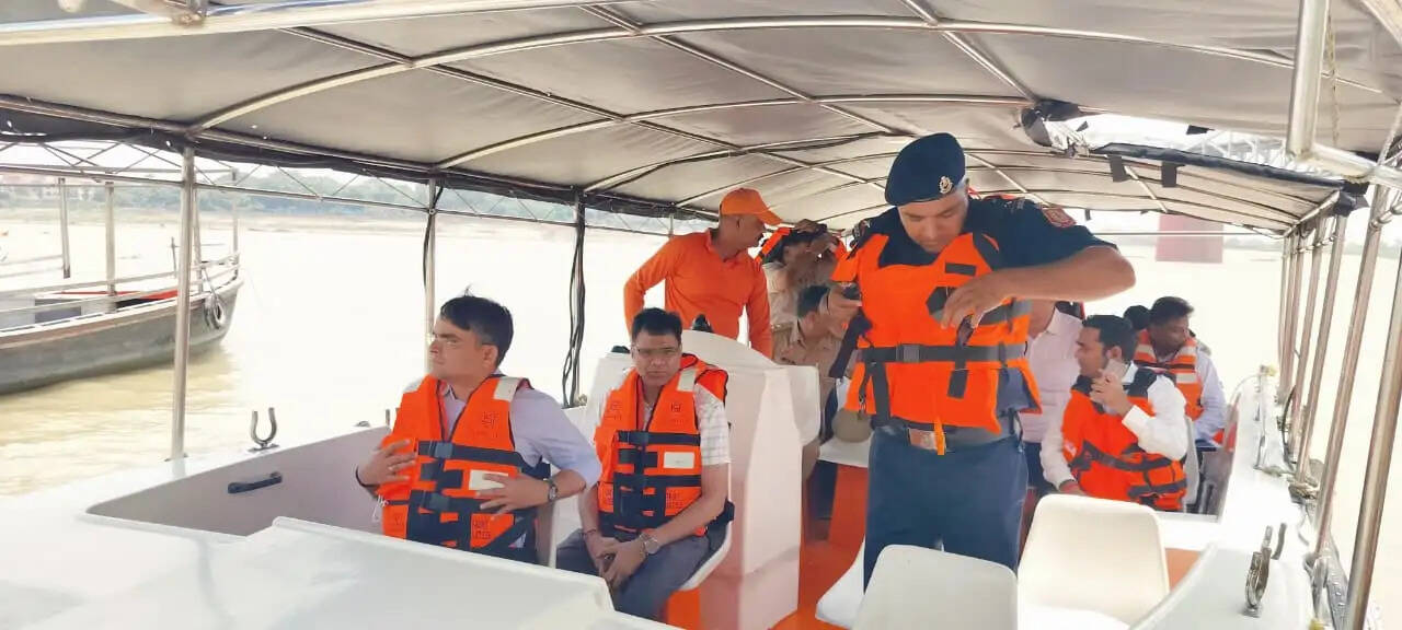 गंगा-वरुणा के बढ़ते जलस्तर पर प्रशासन अलर्ट, NDRF की नाव से बाढ़ प्रभावित इलाकों में पहुंचे डीएम