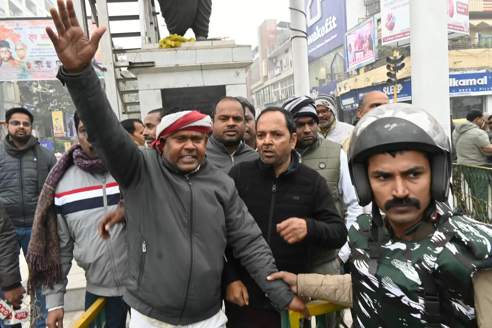 वाराणसी में बीजेपी कार्यालय घेरने निकले कांग्रेसियों को पुलिस ने मलदहिया से किया गिरफ्तार