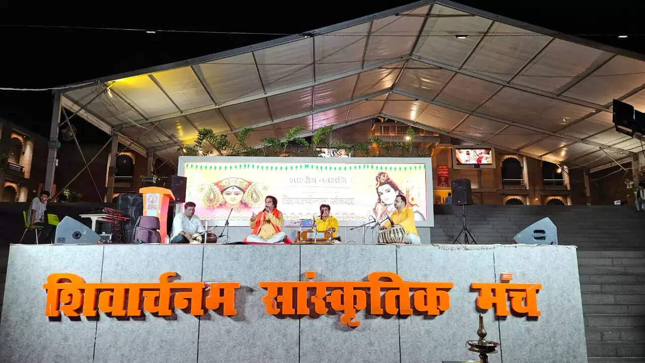 शारदीय नवरात्रि के तीसरे दिन काशी विश्वनाथ धाम में भव्य भजन संध्या का आयोजन