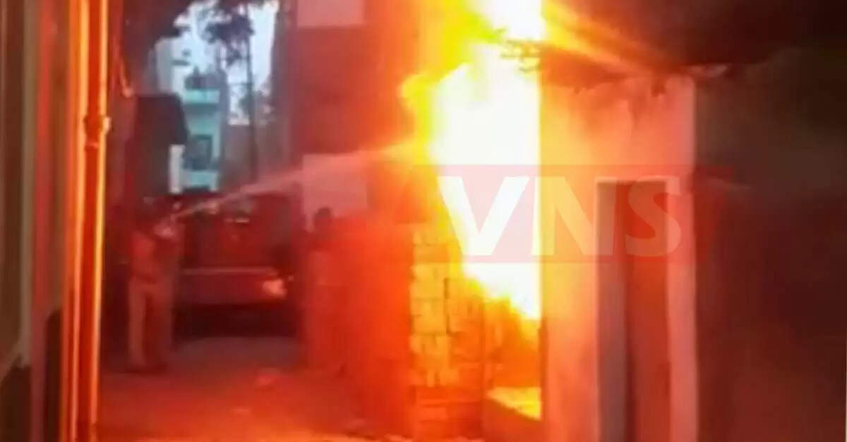 Varanasi Fire breaks out in godown of tent house in Sarayanandan