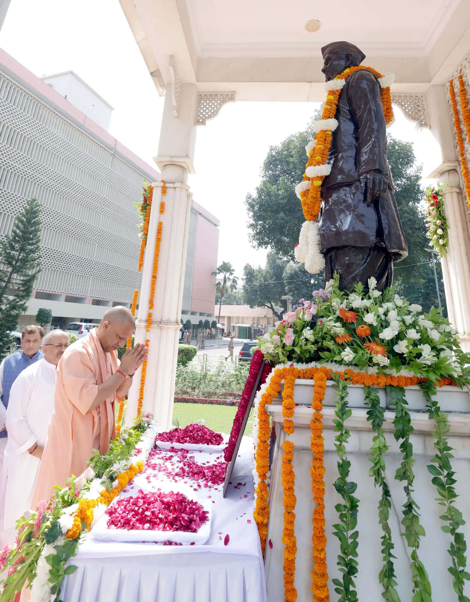 मुख्यमंत्री ने राष्ट्रपिता महात्मा गांधी की प्रतिमा पर किया पुष्पार्चन&nbsp;