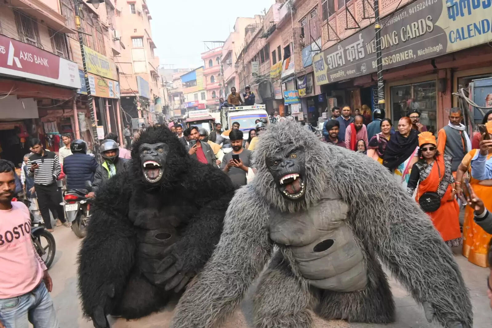 श्री काशी विश्वनाथ धाम की चौथी वर्षगांठ के अवसर पर शिव बारात समिति की ओर से शनिवार को भव्य शोभायात्रा का आयोजन किया गया। शोभायात्रा मैदागिन से प्रारंभ होकर दशाश्वमेध घाट तक निकाली गई, जिसमें शिवभक्तों की भारी भीड़ उमड़ी। डमरू-नगाड़ों की गूंज, हर-हर महादेव के जयघोष और आकर्षक झांकियों ने पूरे मार्ग को भक्तिमय वातावरण से सराबोर कर दिया।