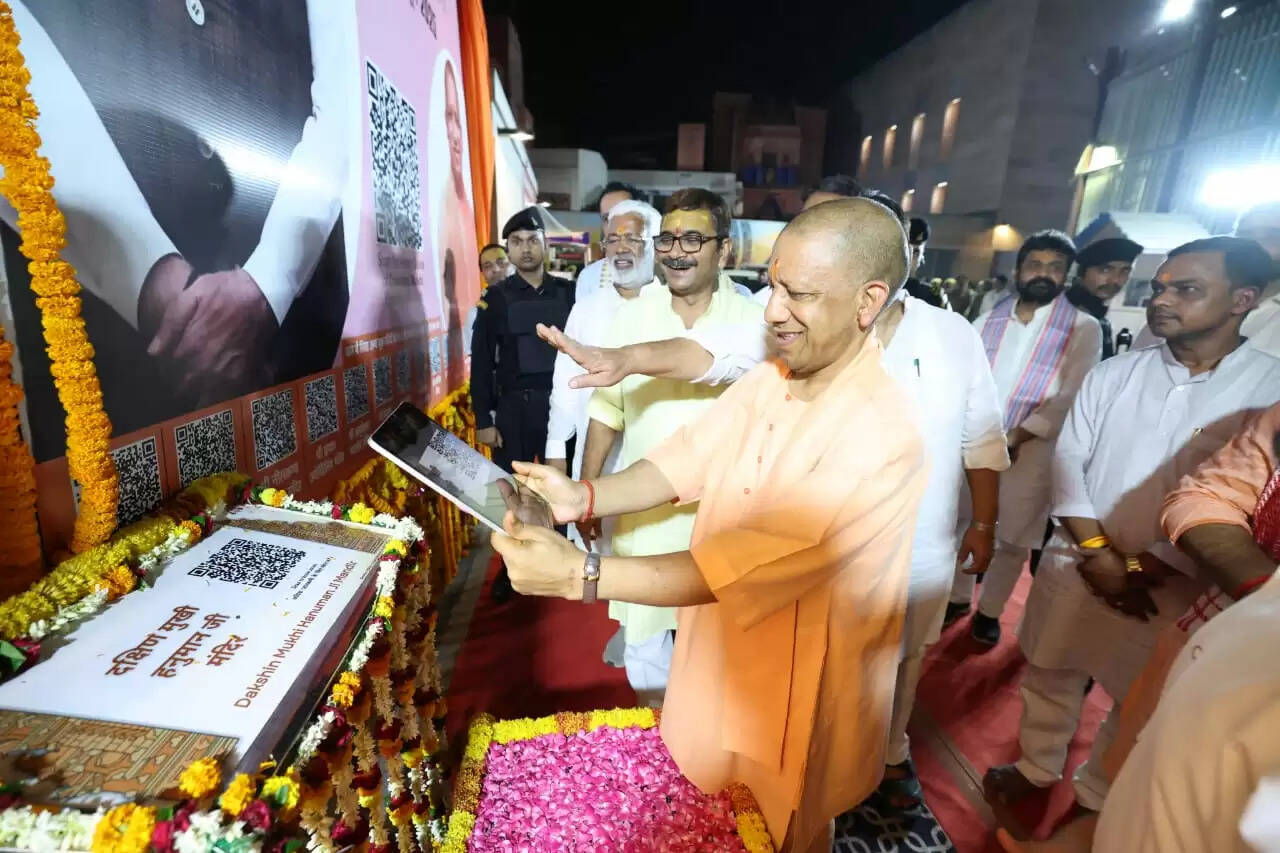 सीएम योगी ने बाबा विश्वनाथ का लिया आशीर्वाद, ऑडियो गाइड सुविधा का किया शुभारंभ&nbsp;